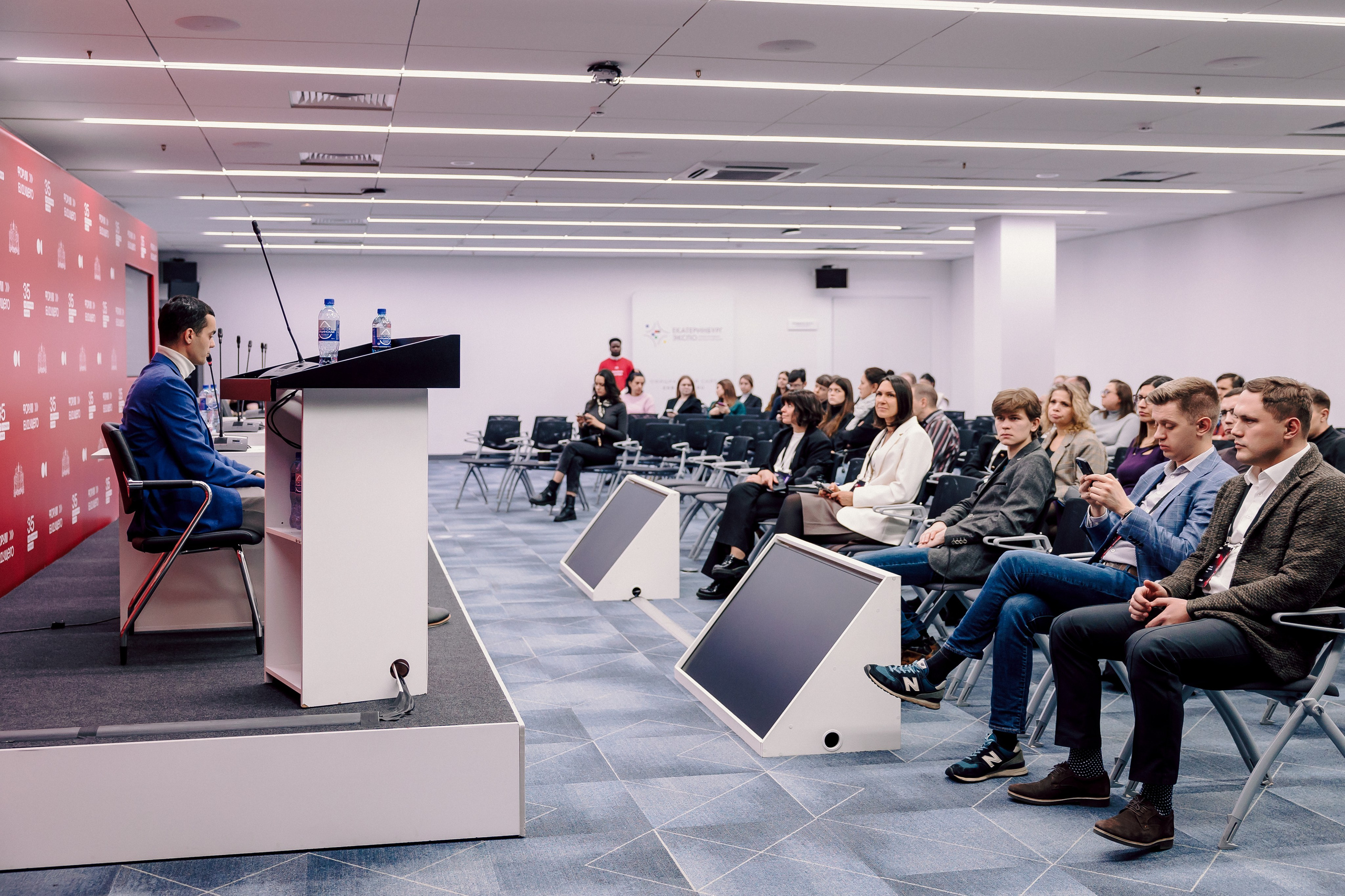 СКБ Контур — Форум будущего — Деловая программа. Лёшка Варзегов — фотограф