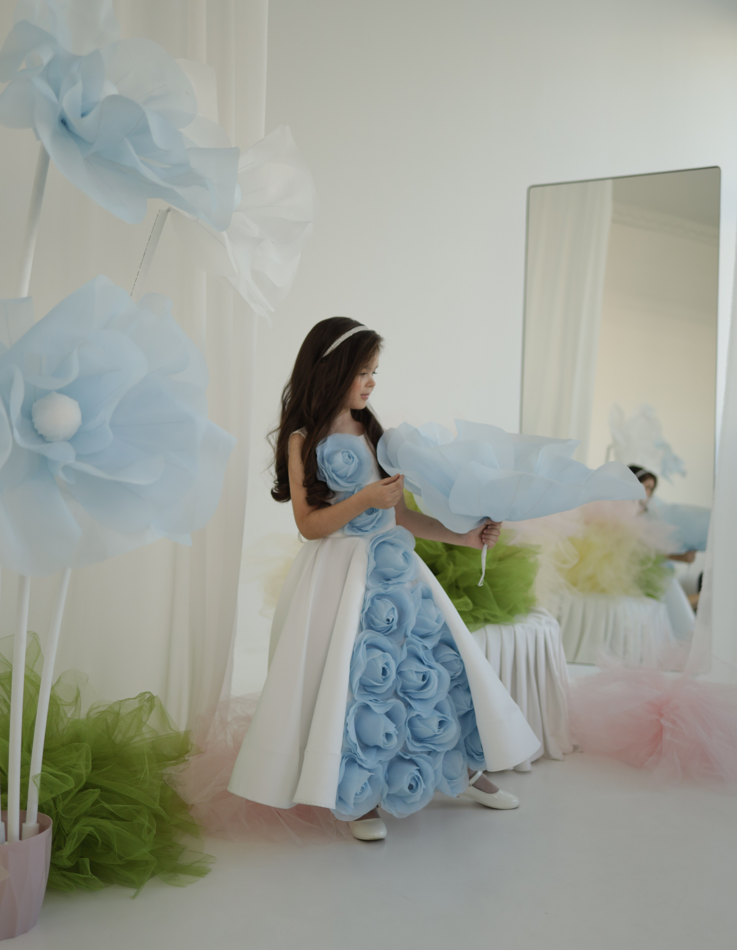 Платье « Северная роза » Материал - свадебный атлас. Каждая роза изготовлена вручную. Платье идеально подойдёт на девочку ростом 128-130 см. Цена : 23000₽