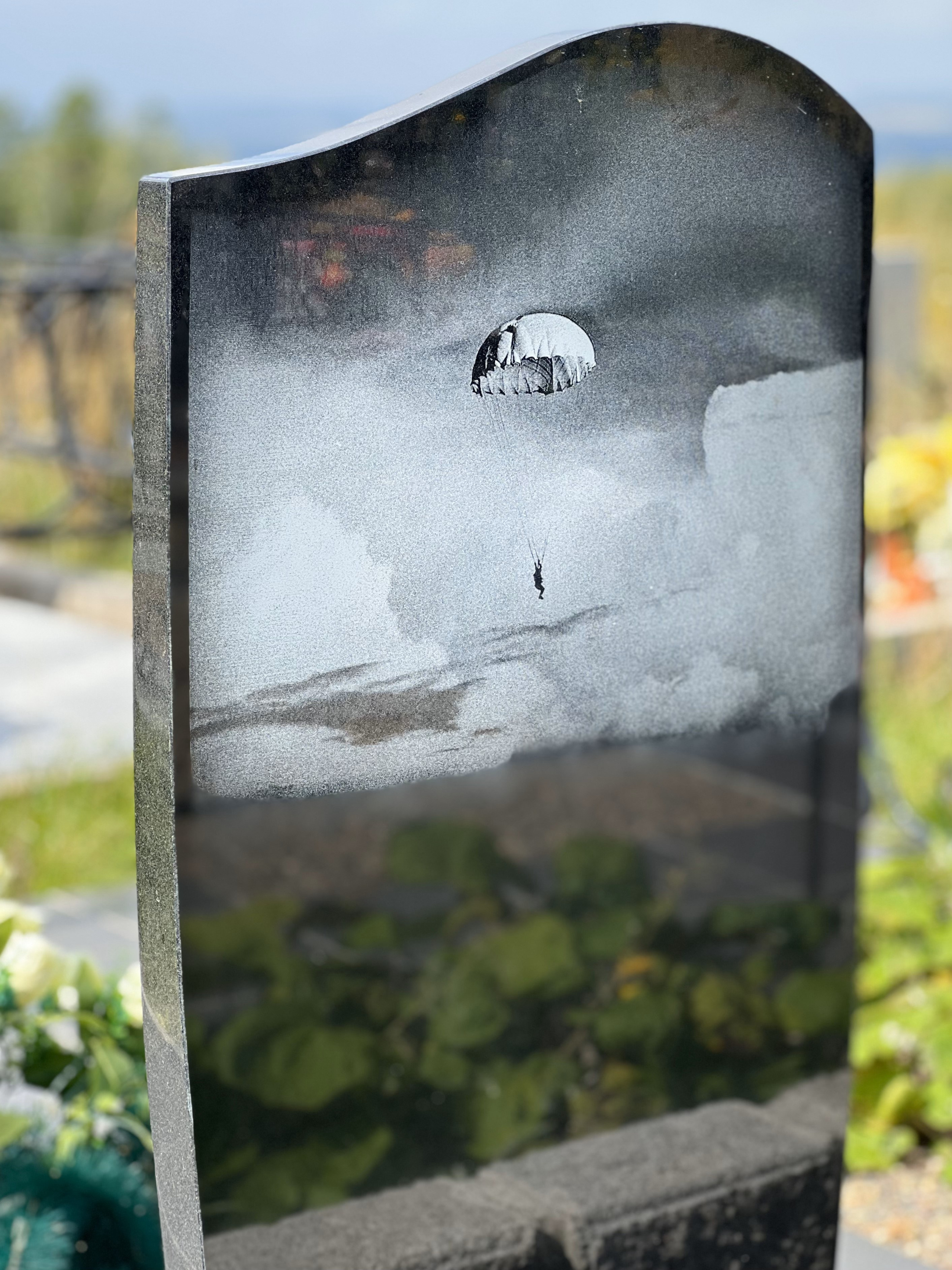 Гравировка от наших художников. ГРАНИТ26 Ритуальные услуги Железногорск. Благоустройство могил, продажа памятников