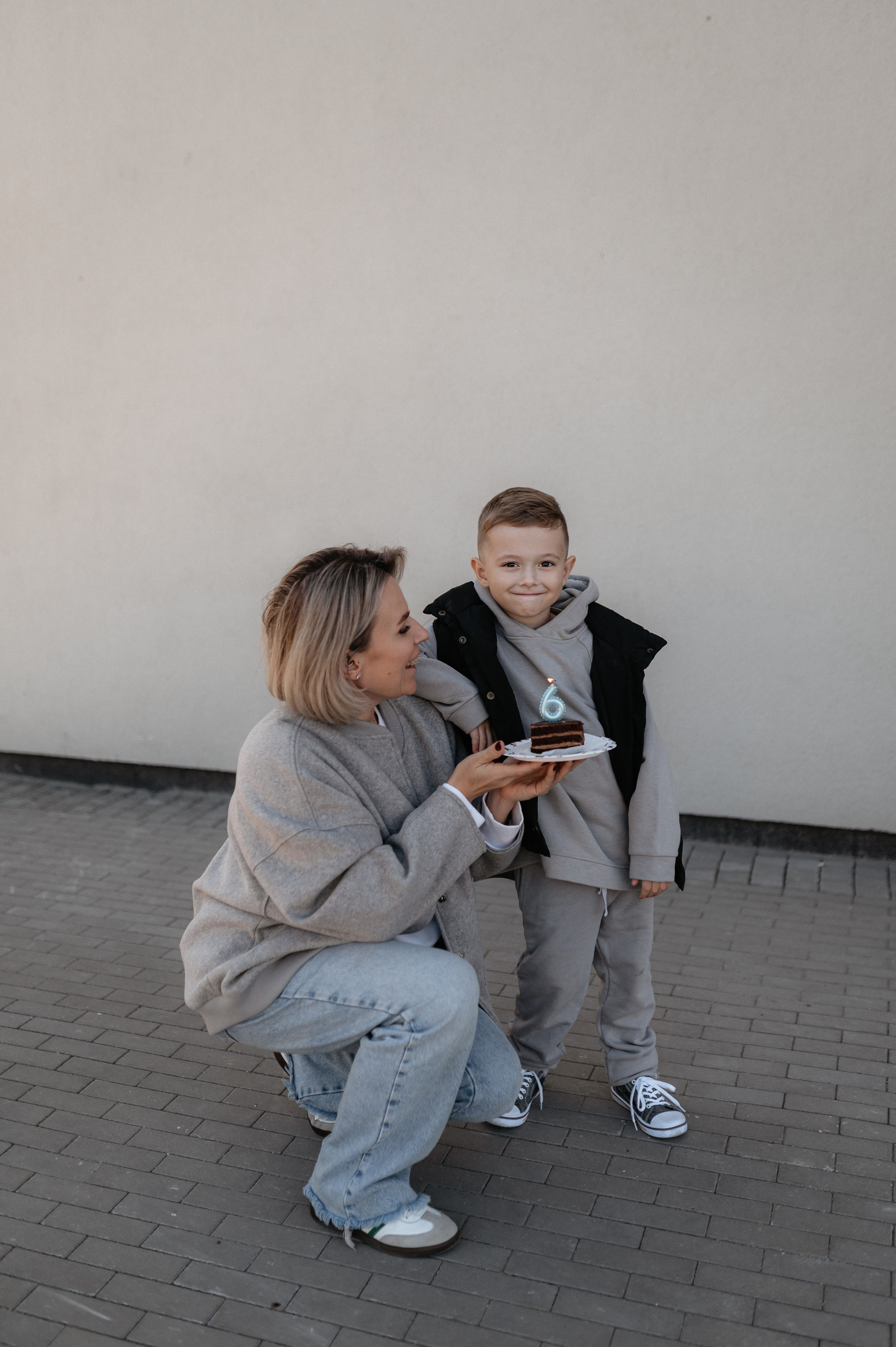 Городская прогулка мамы и сына. Главная