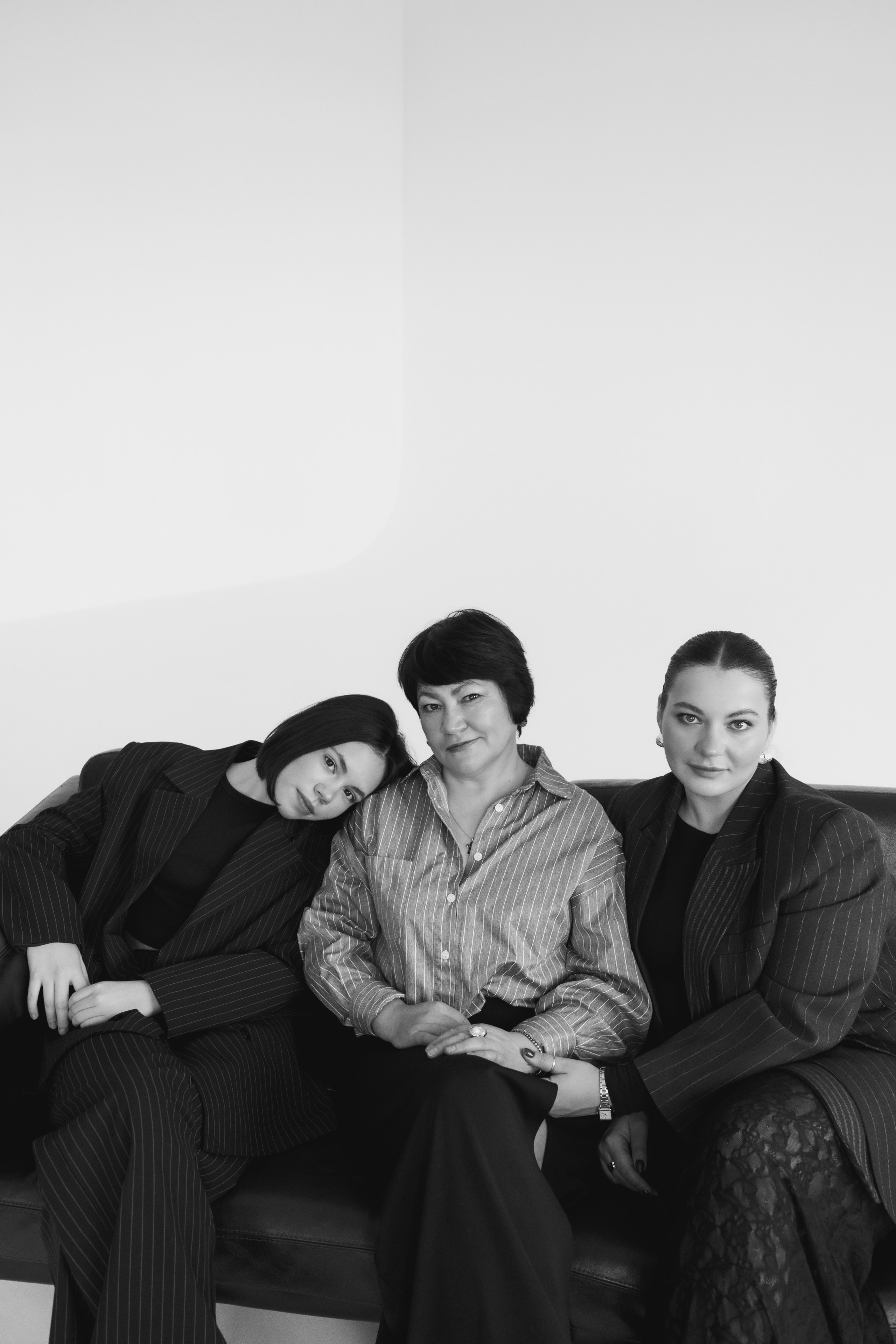 Семья мама и две дочки. Сестры и мама