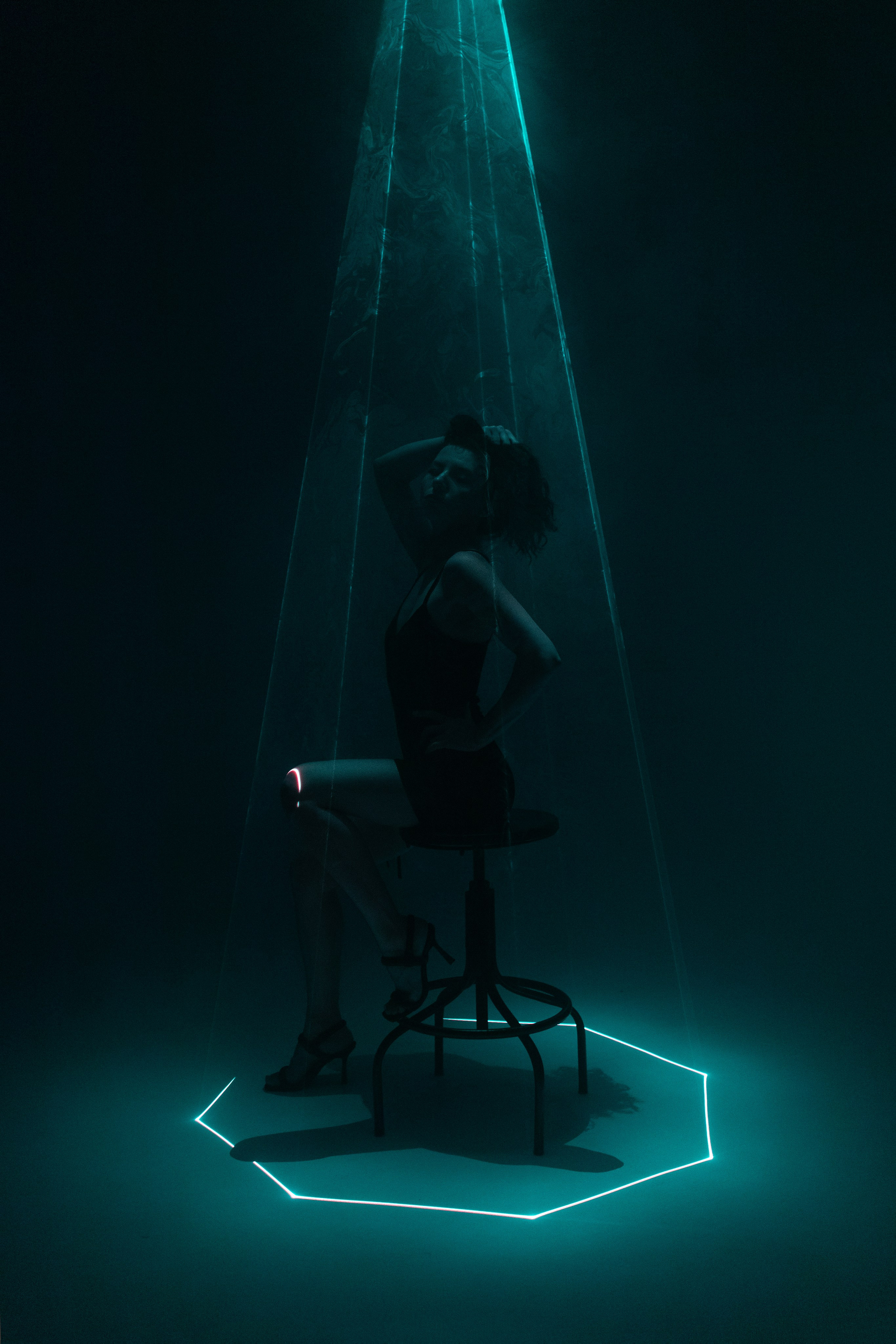 Цветной свет и фигуры. Фотограф Минск