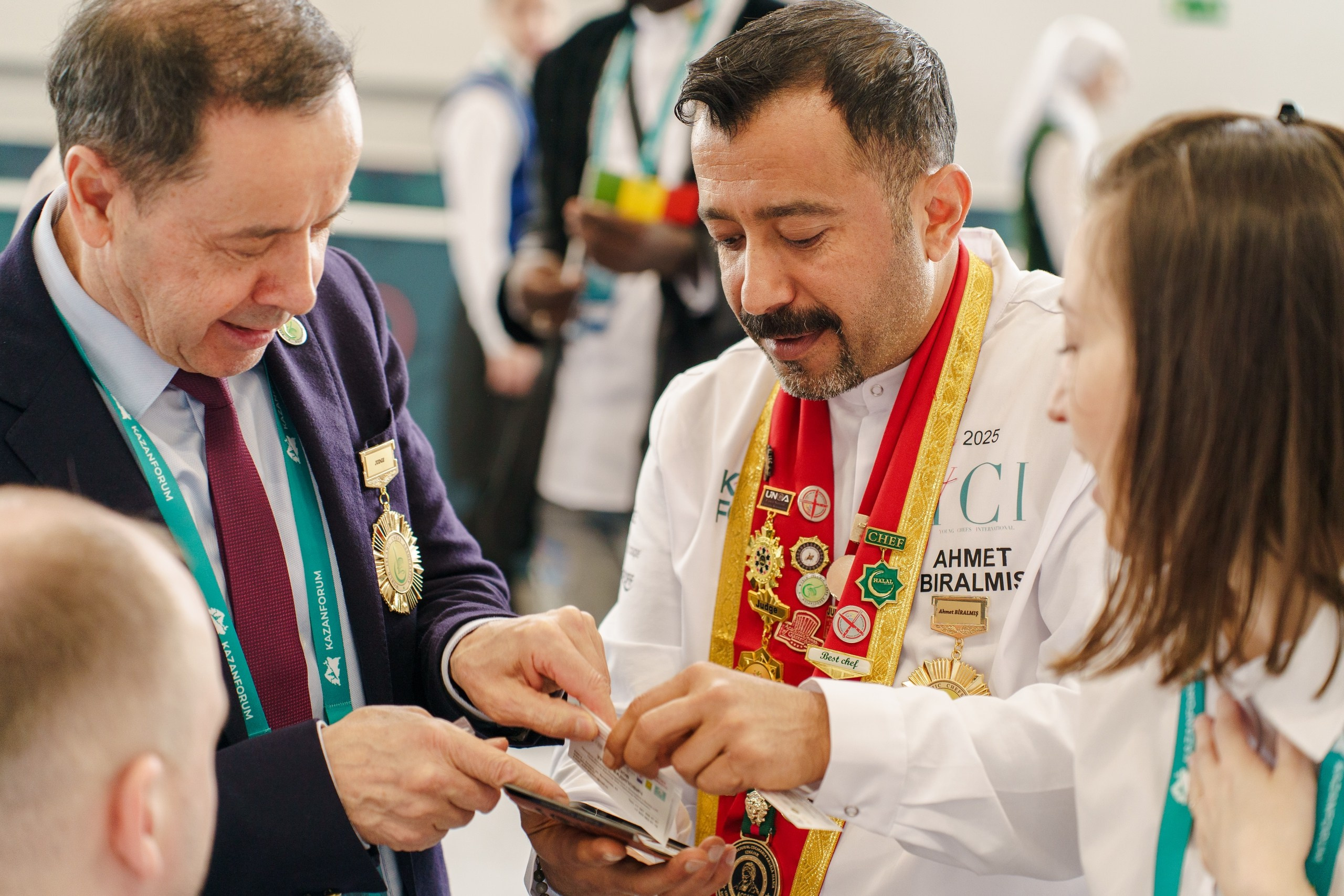 Известный шеф-повар с медалями делится опытом с молодыми участниками турнира
