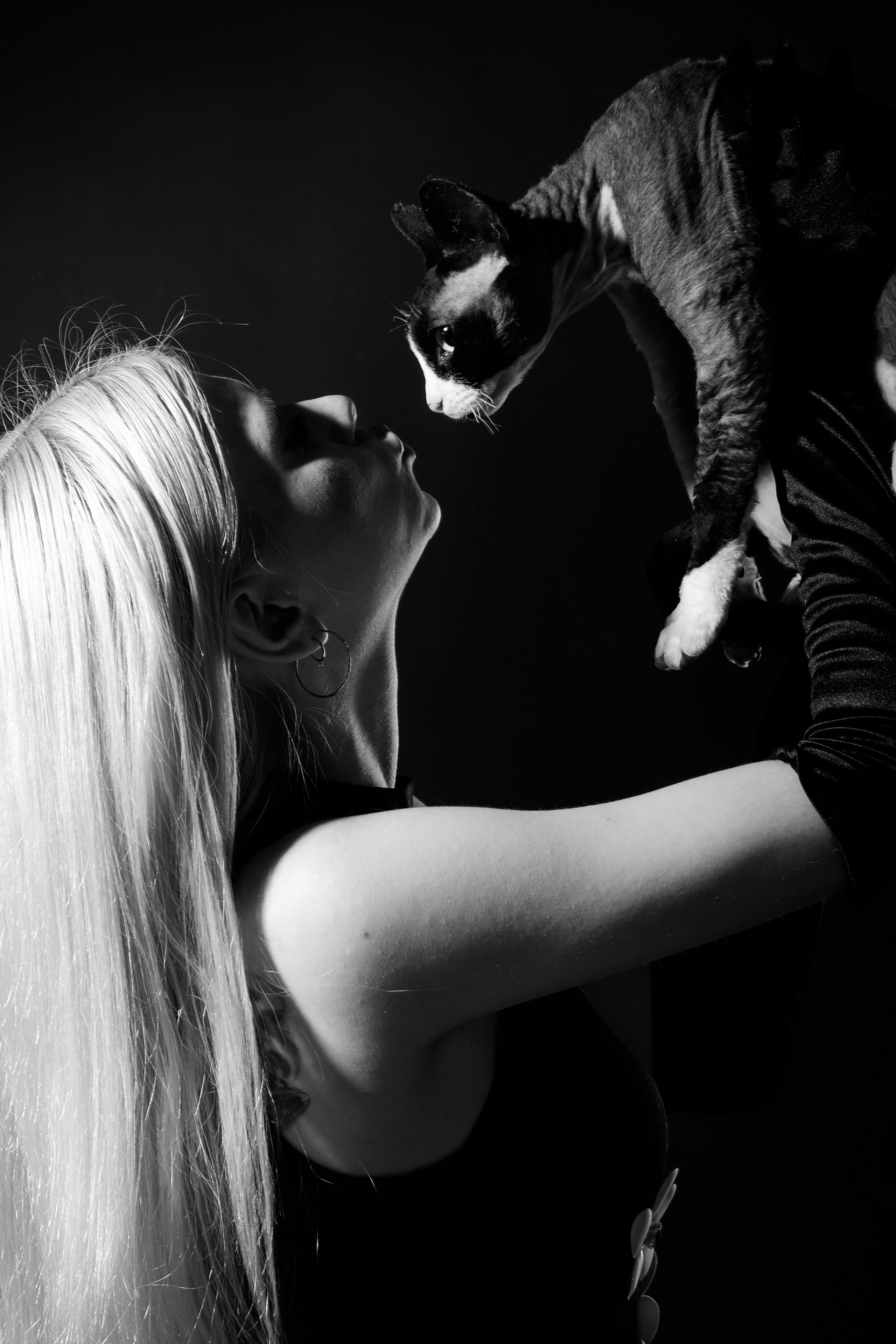 девушка целует кота