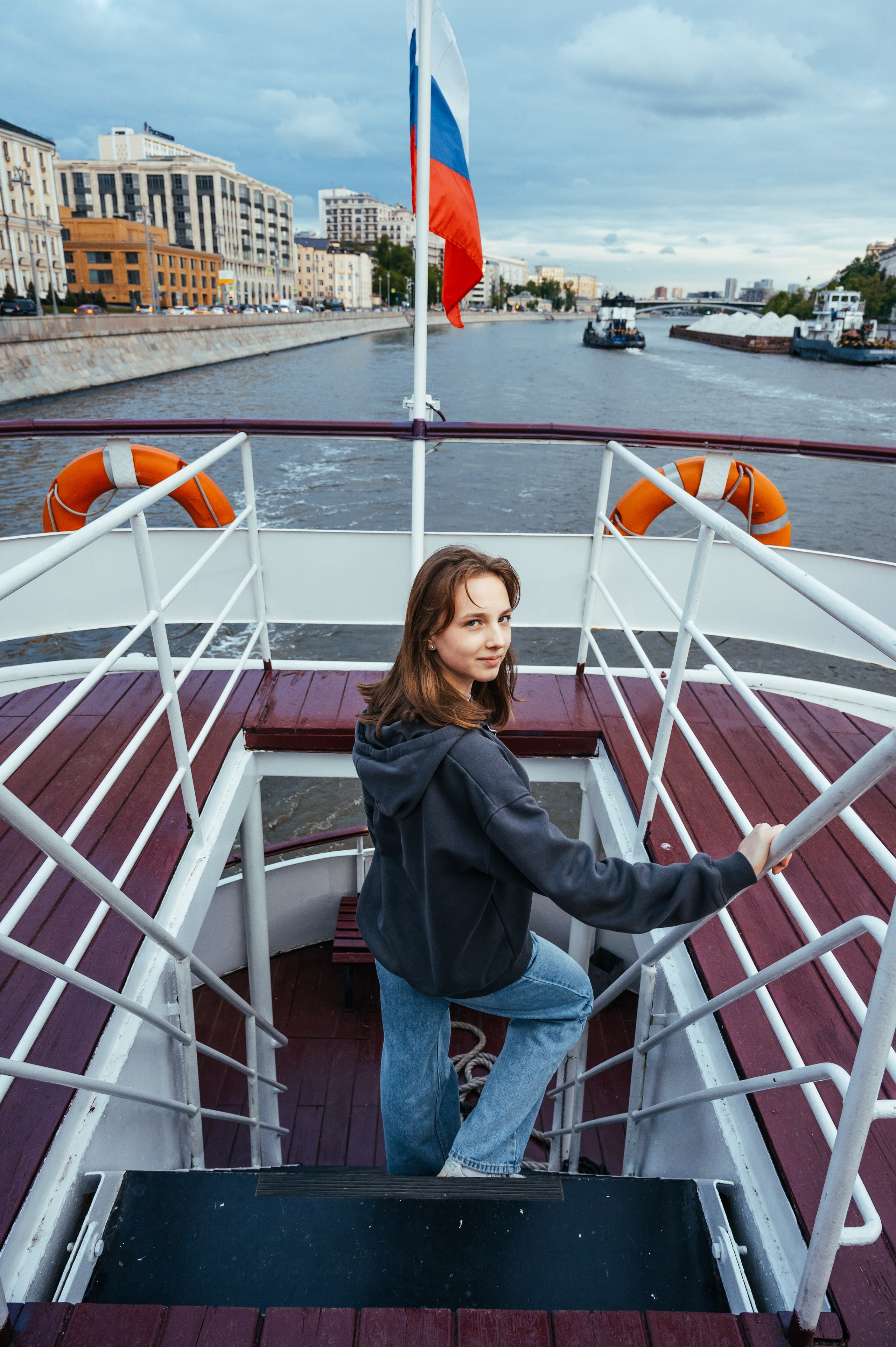 Последний звонок. Анастасия Петрович фотограф, фотокорреспондент в Москве и Санкт-Петербурге. Фотосъёмка репортажа, мероприятия, корпоративная съёмка, контент