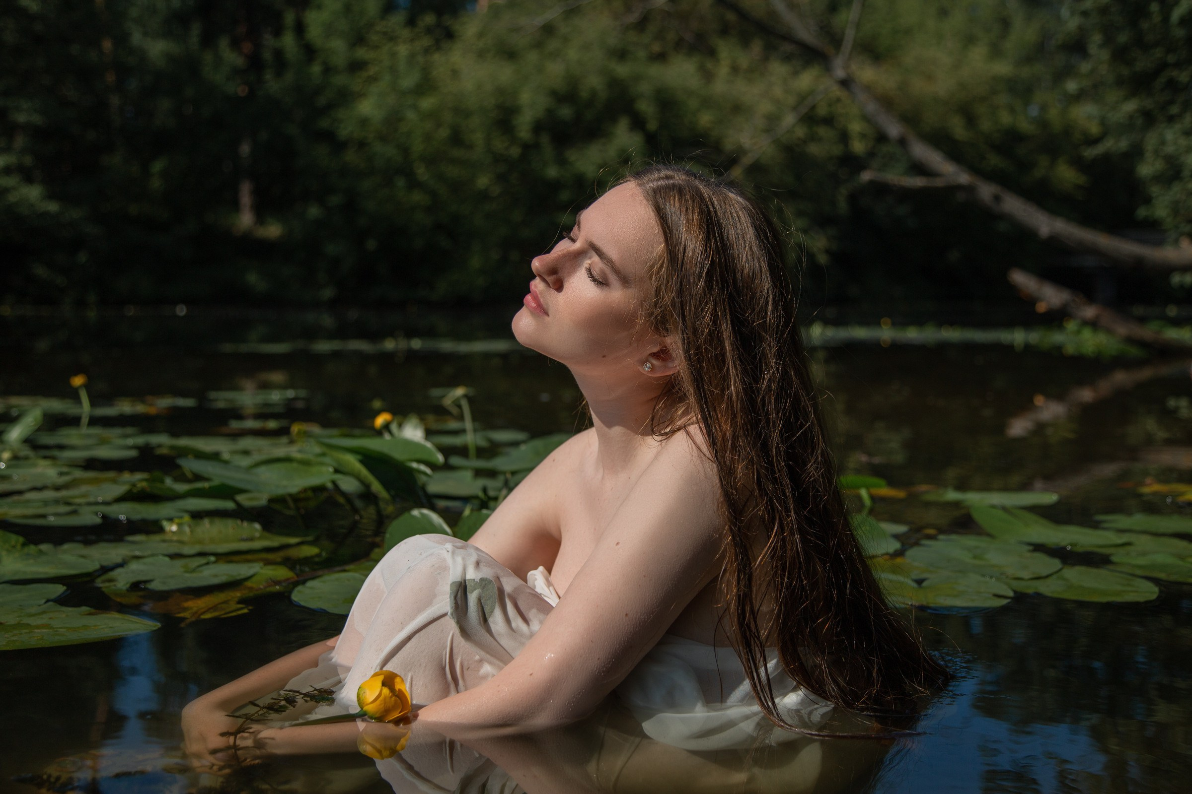 Фотосессия в кувшинках — женский портрет на озере | Анна Татаурова, Москва. Фотограф Анна Татаурова | Авторская фотосъемка в Москве