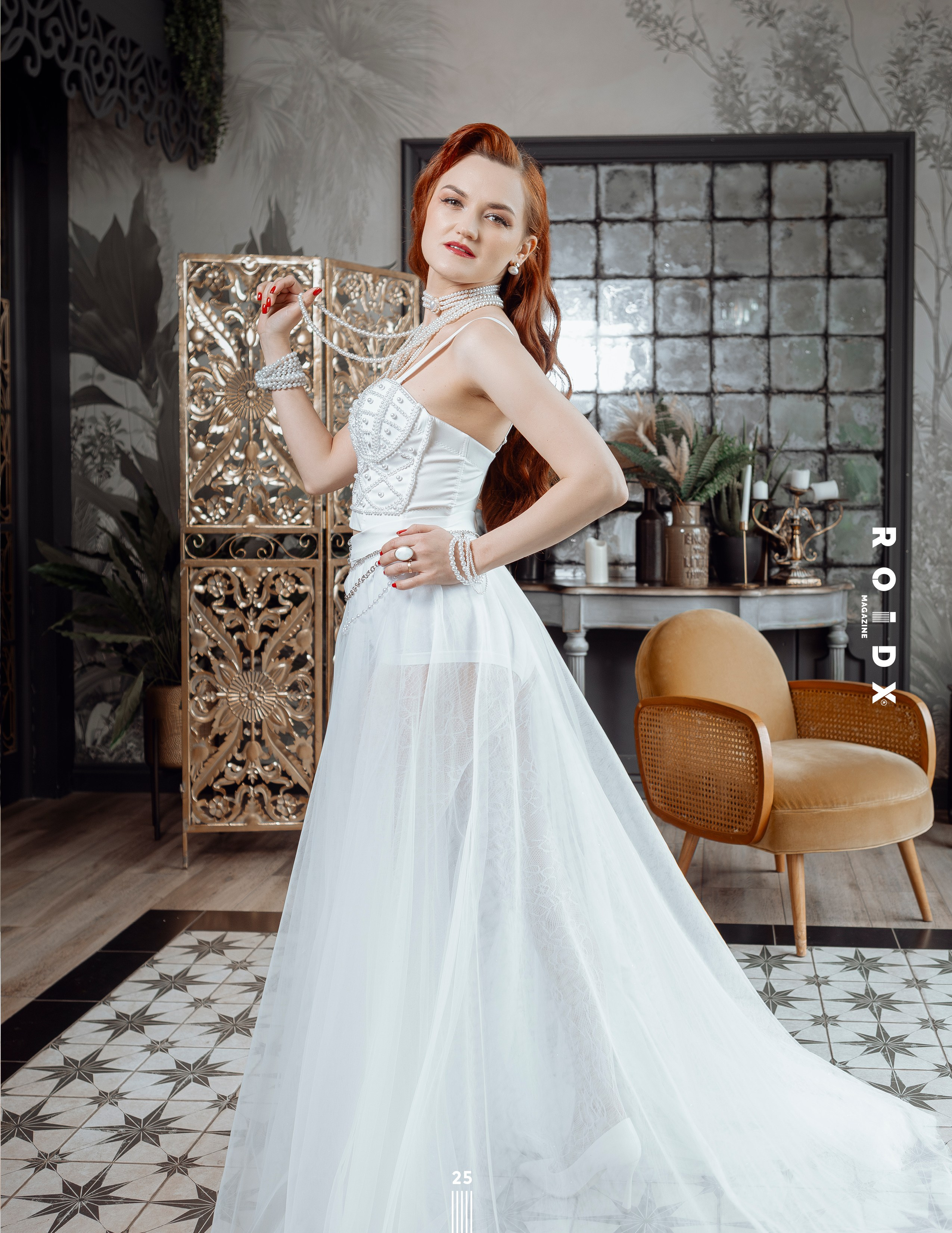 Женский портрет в интерьерной студии Москвы. Уютная атмосфера, мягкий свет от окна и детали обстановки.