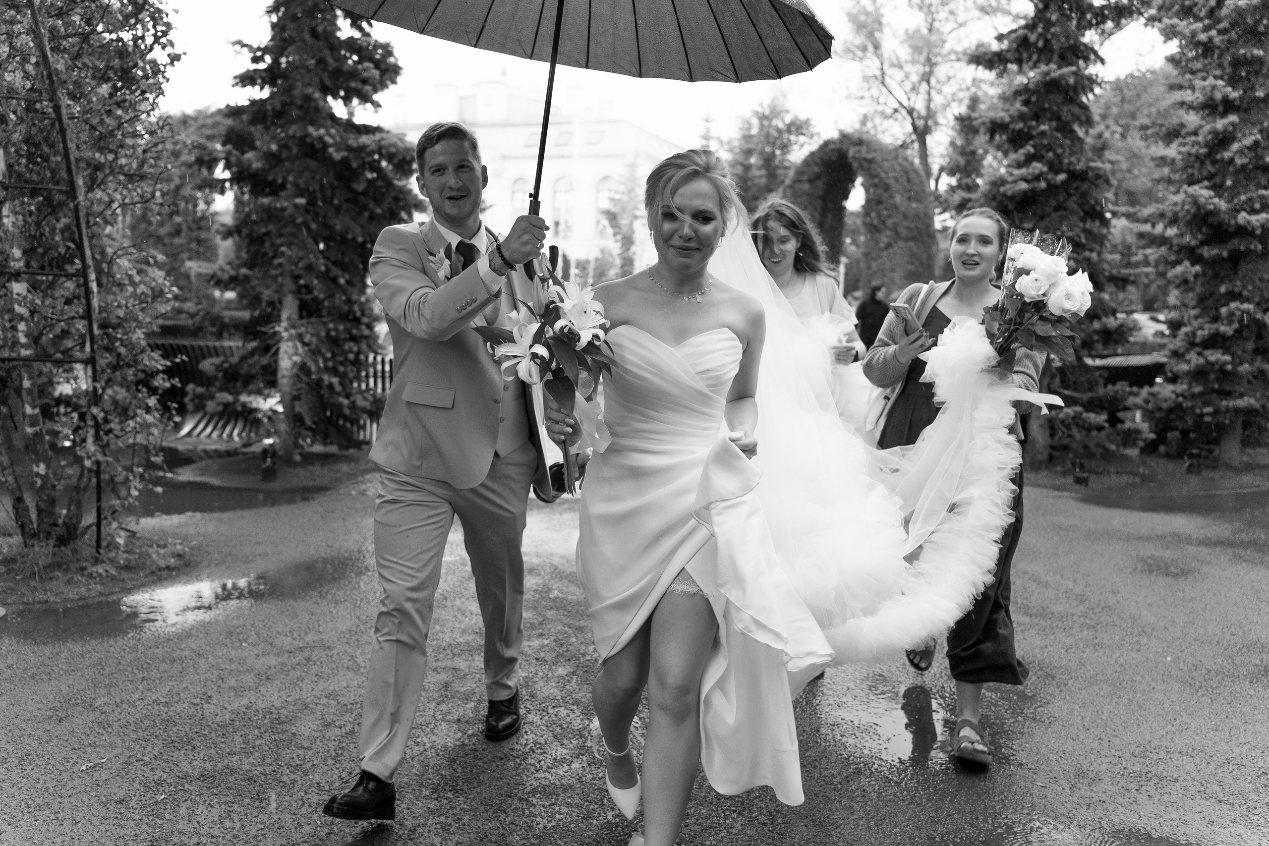 Свадьба в Санкт-Петербурге, фотосессия на прогулке, невеста и жених бегут под дождем.