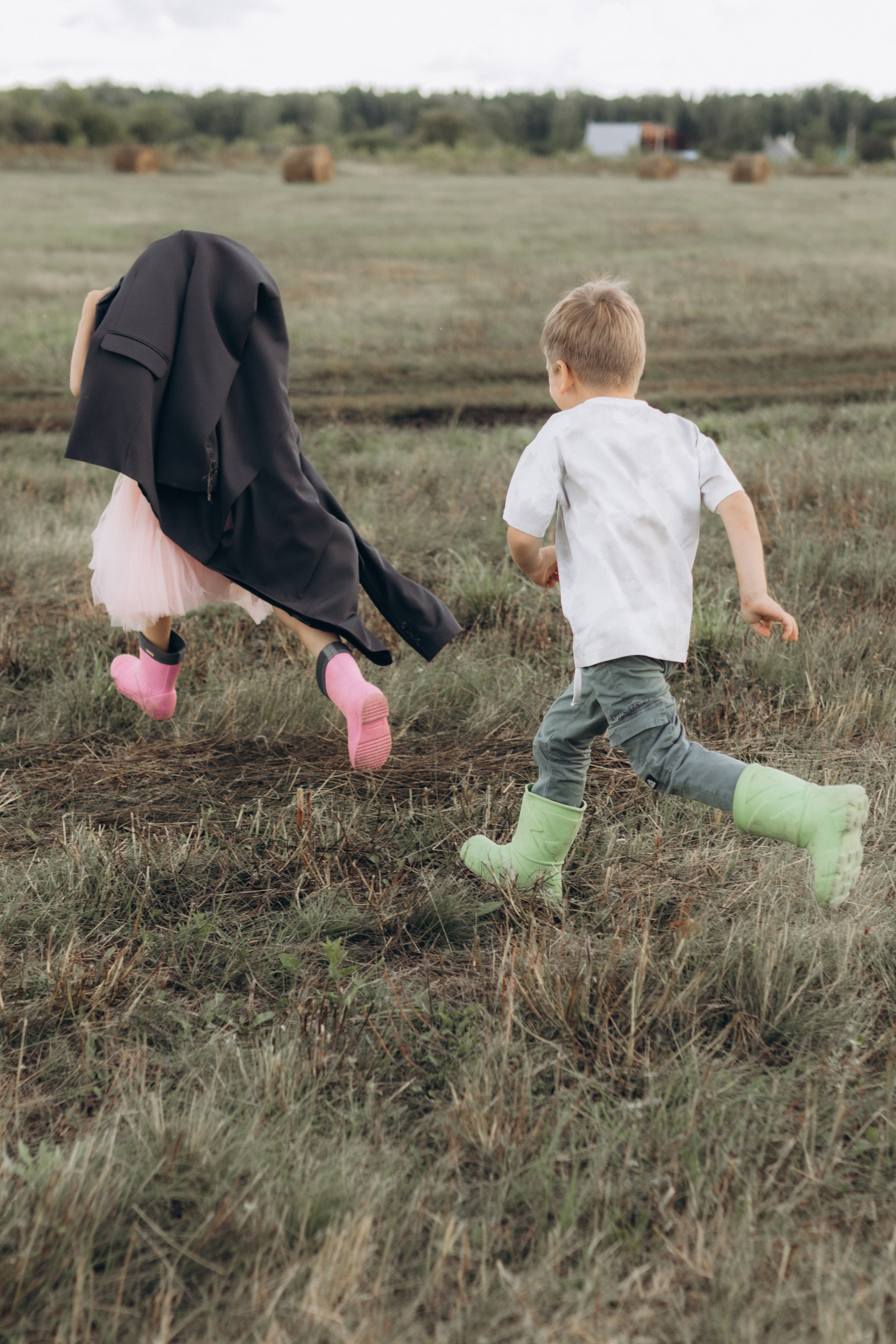 Вика и Миша на сене. Семейный фотограф lifestyle в Новосибирске Елена Шпилевая