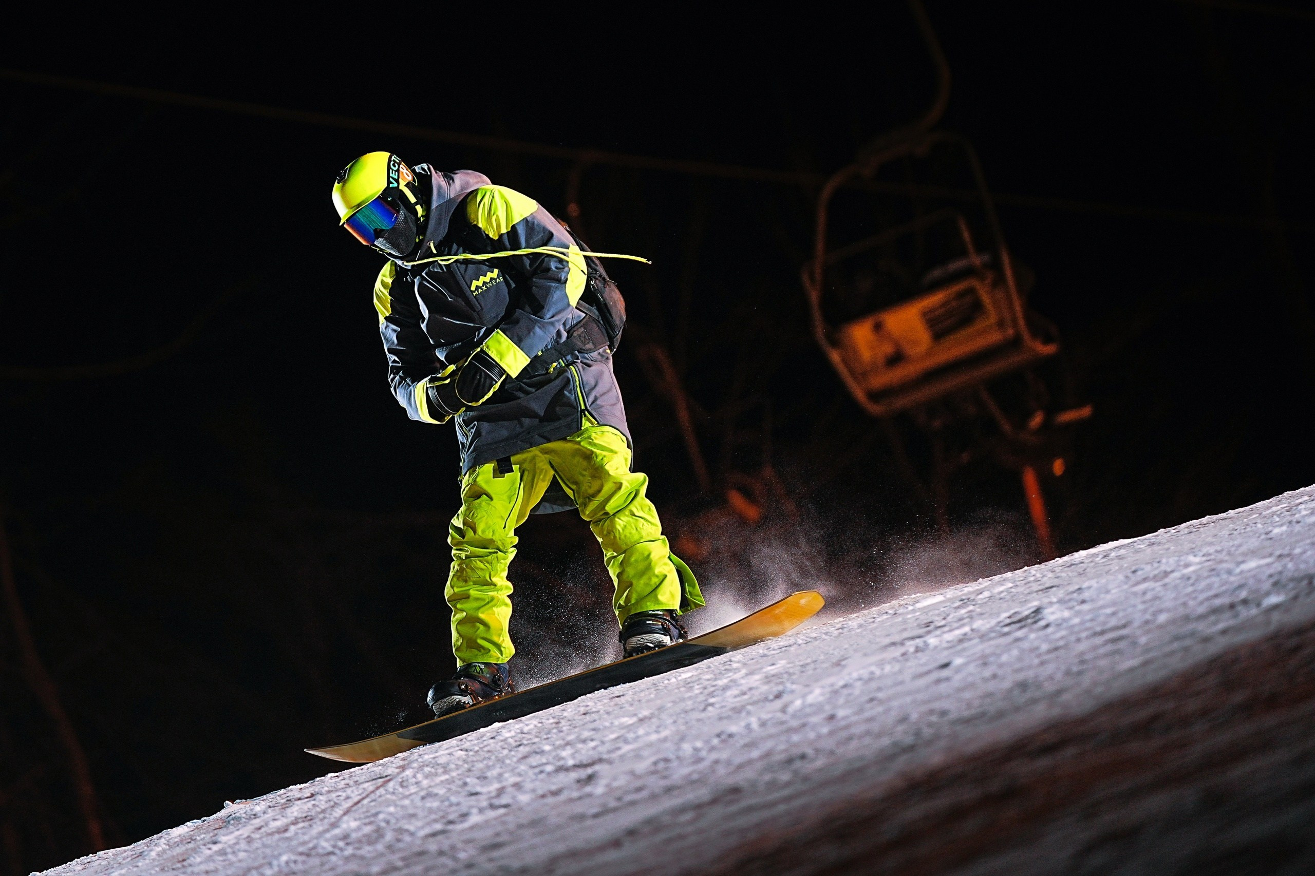 Вечерняя съёмка на склонах с использованием внешних вспышек. Фотограф Студитский Евгений
