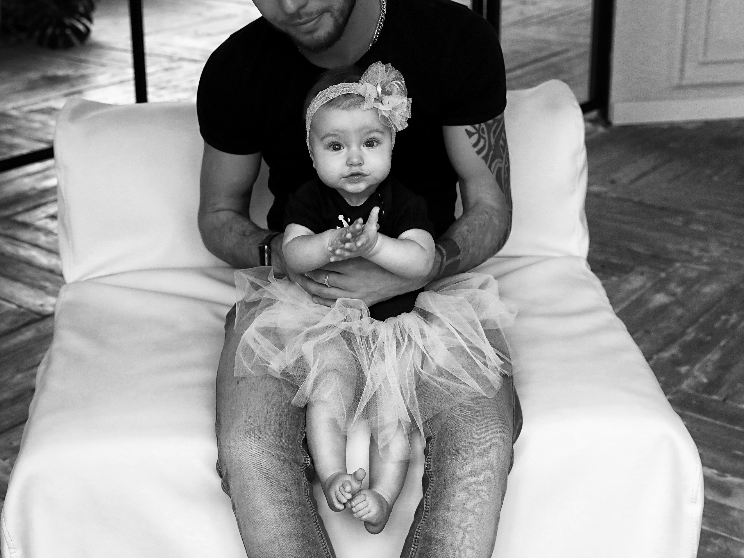 Папа с дочкой сидит на кровати