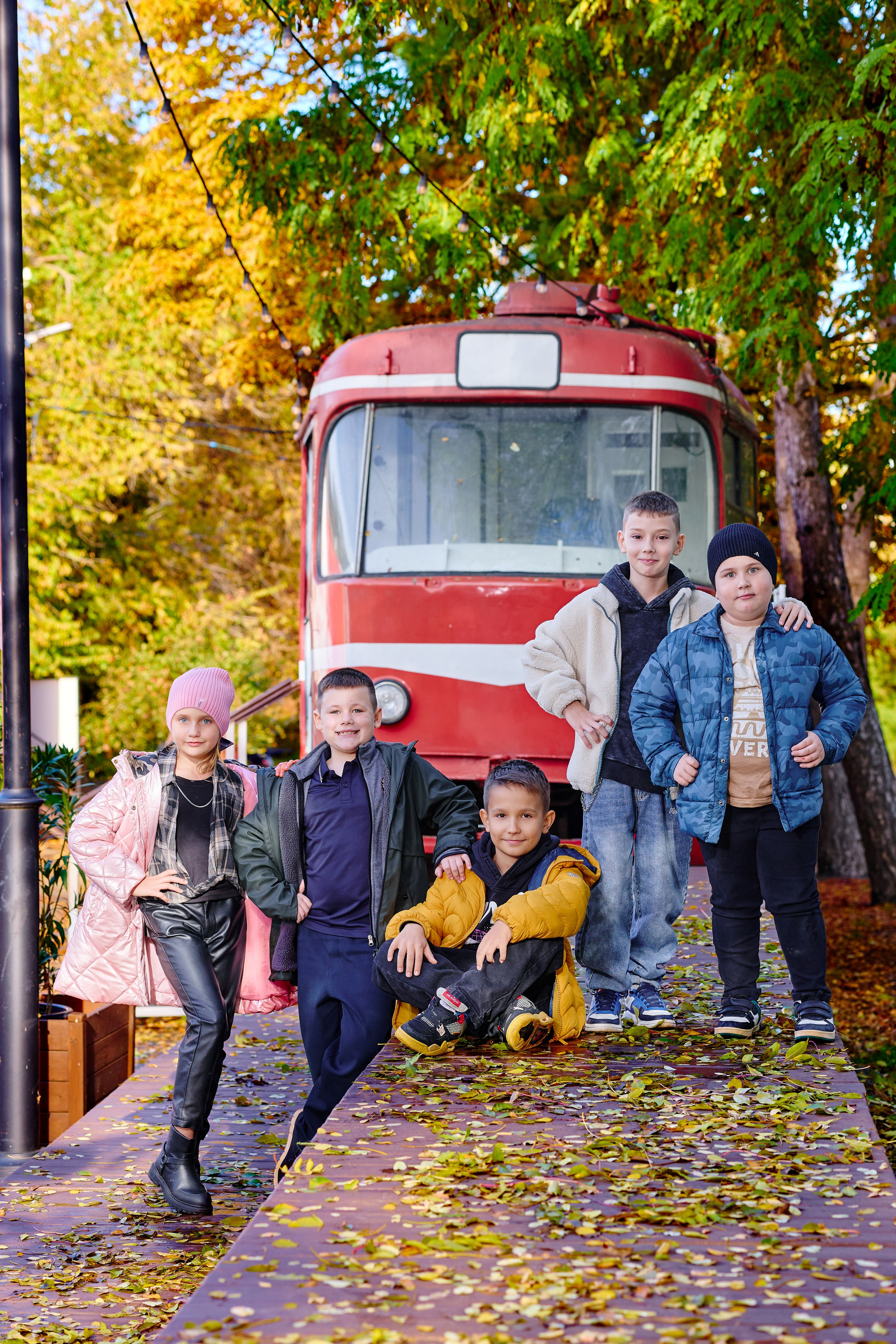 Прогулка в парке классом. Фотограф Выпускные альбомы Таганрог Сергей Коробченко