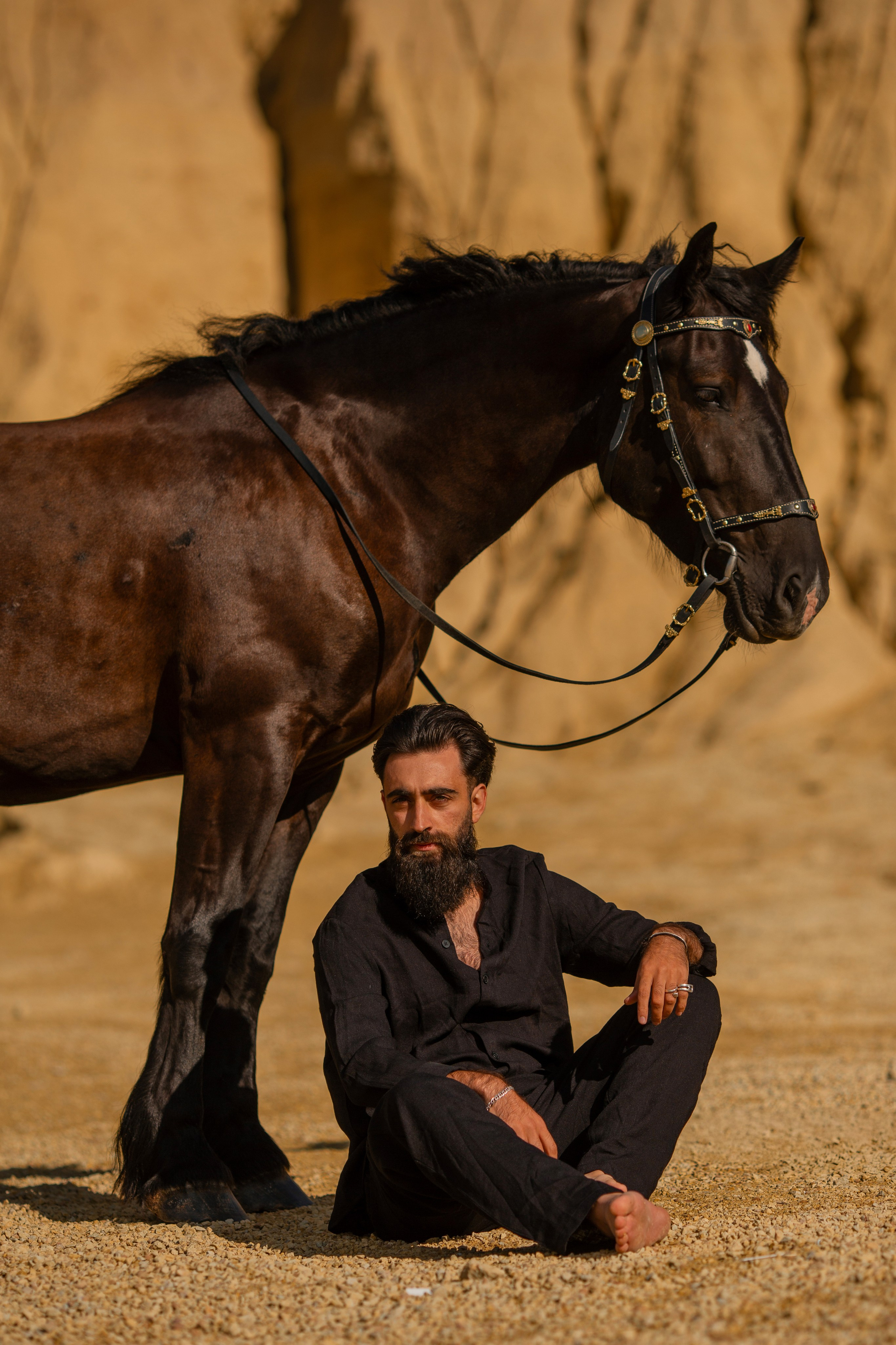 Мужская фотосессия с лошадью