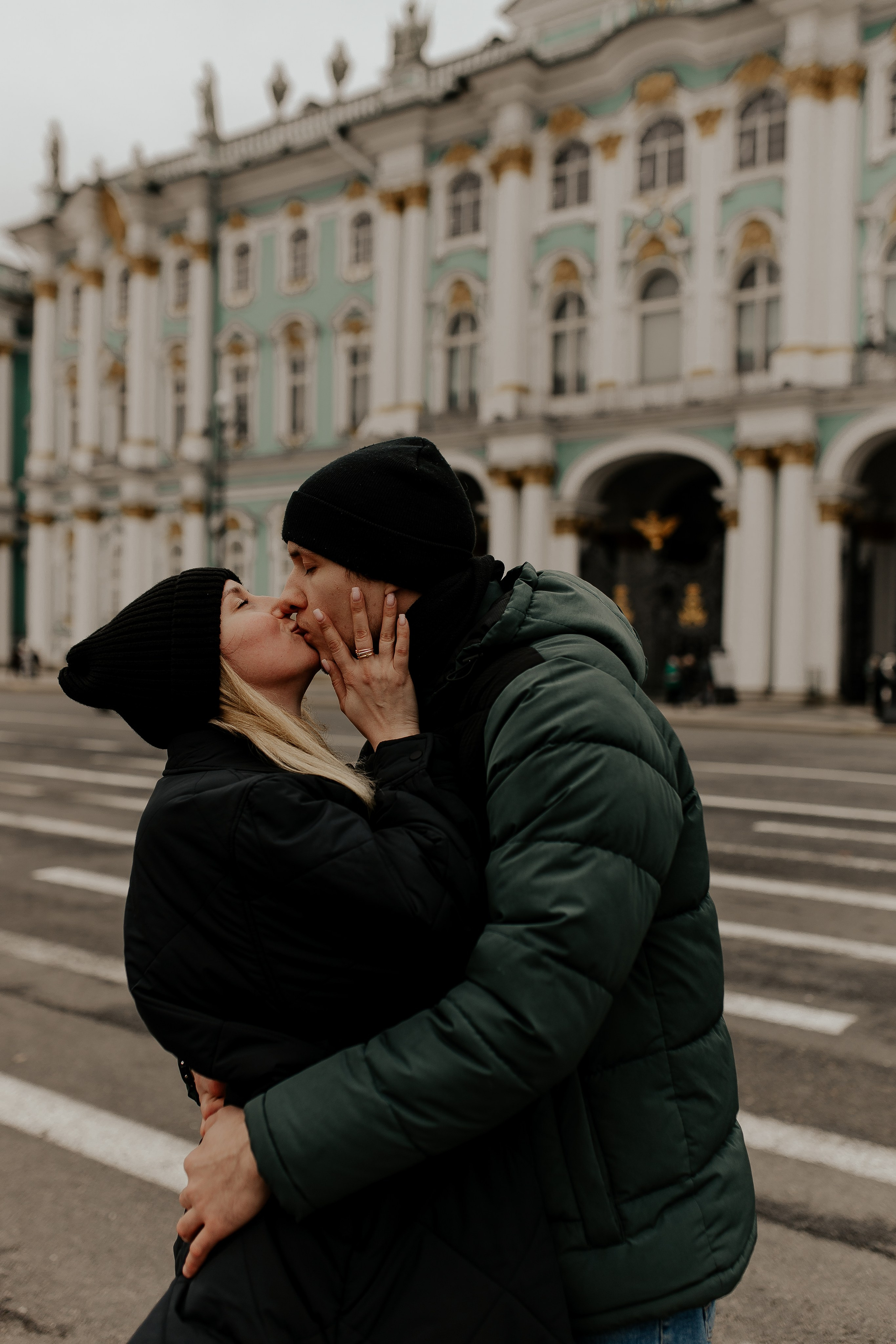 Поцелуй у Эрмитажа. Фотограф в Санкт-Петербурге Лиза Семченкова