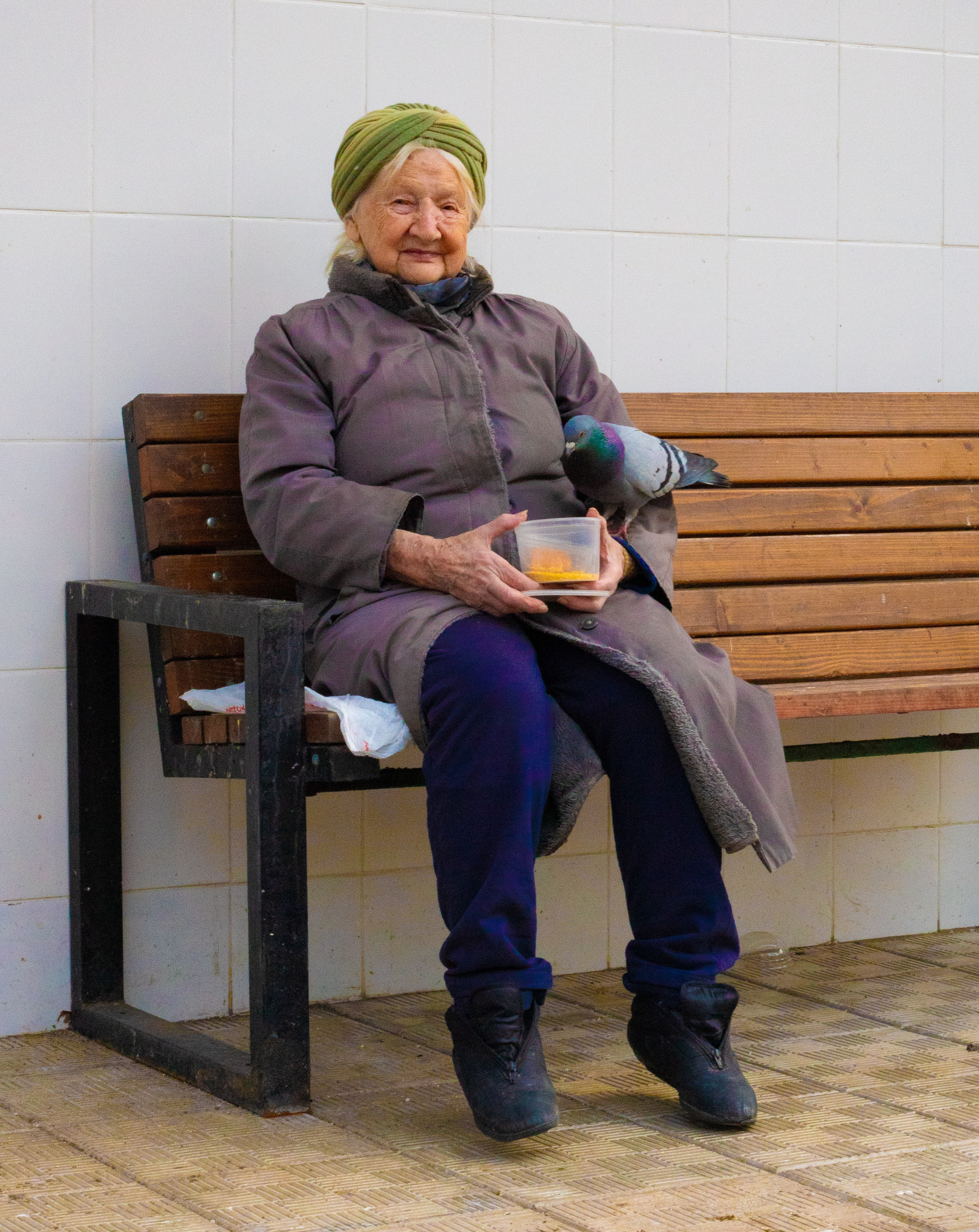 Бабулечка с голубем. Репортажный, интерьерный, семейный, детский фотограф-путешественник Германия Шварцвальд Филлинген Швенинген Москва и Киров Светлана Русских
