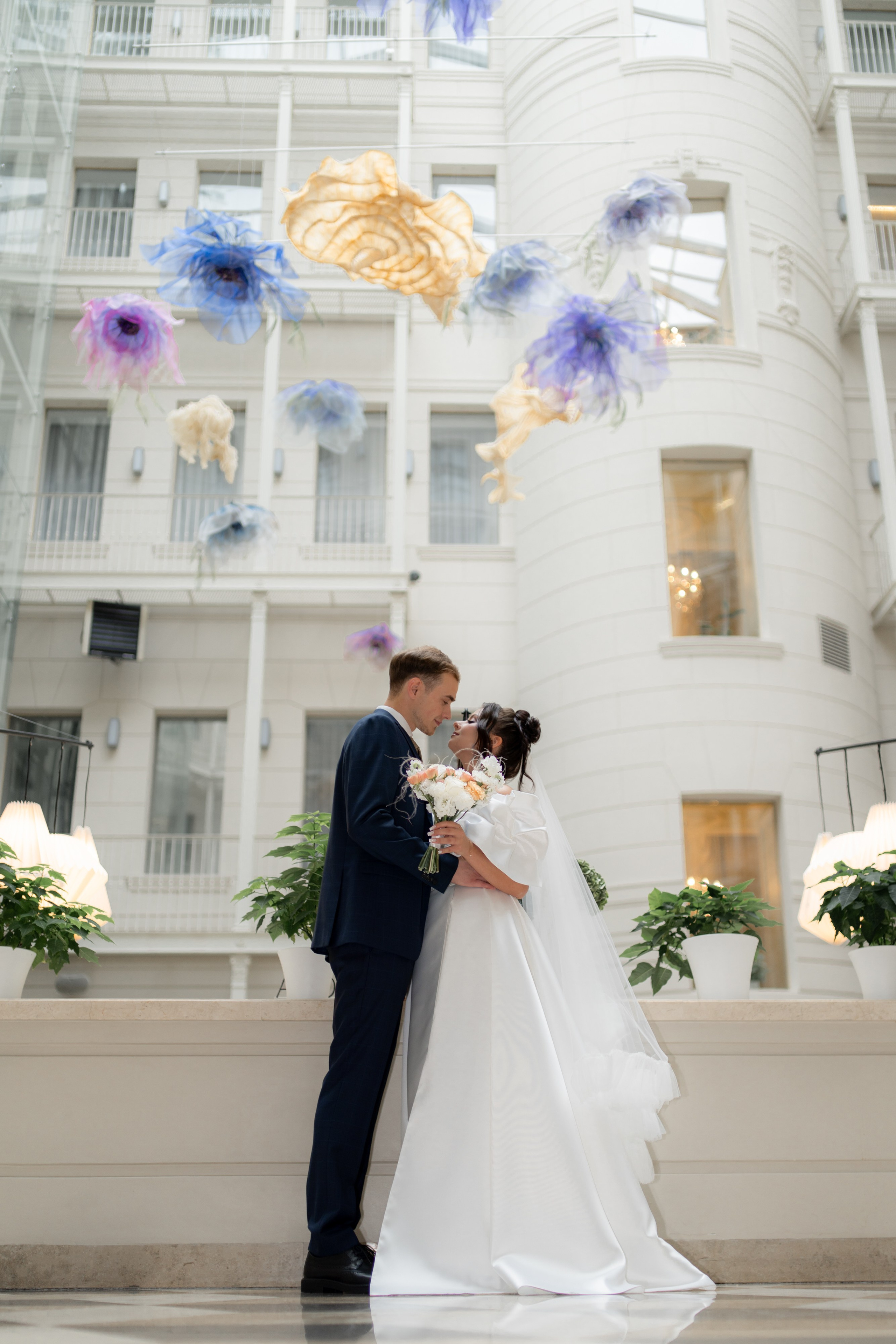 Сборы в отеле Индиго, съемка в Академии художеств, роспись во дворце бракосочетания№ 2 и банкет Нева Холл. Свадебный фотограф Александр Невский в Санкт-Петербурге