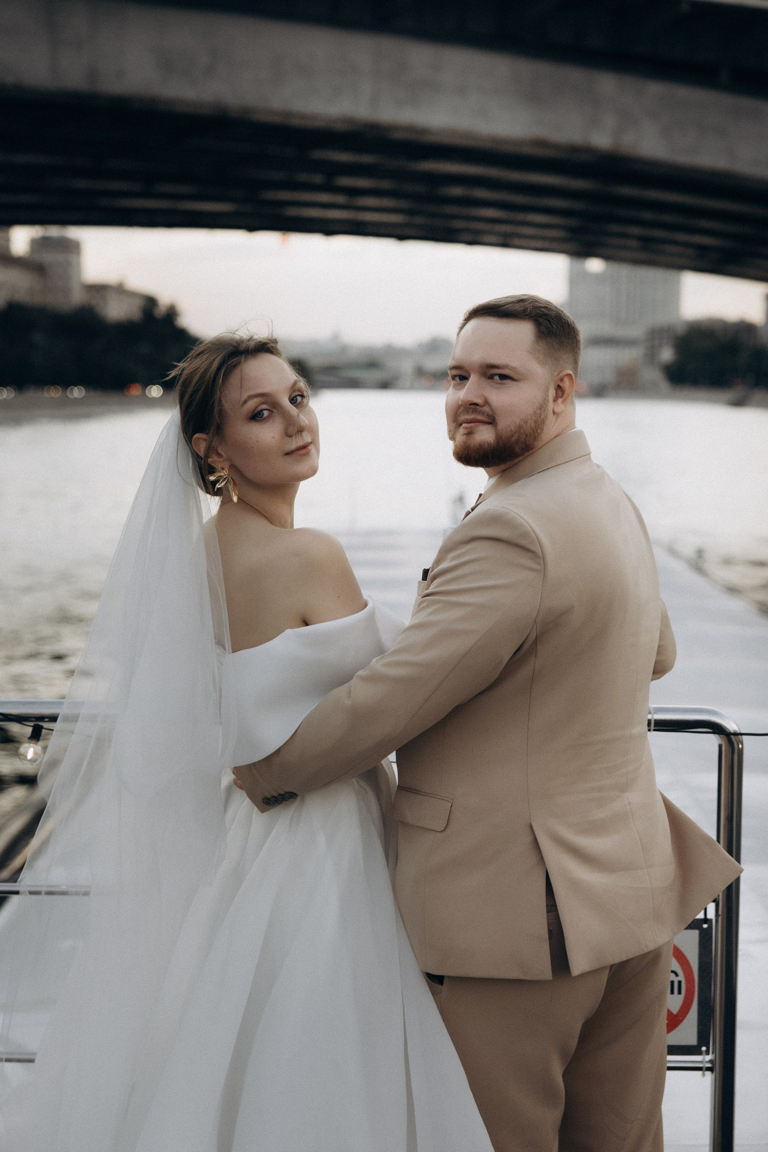 Утро невесты и свадебная фотосессия на теплоходе по Москве-реке