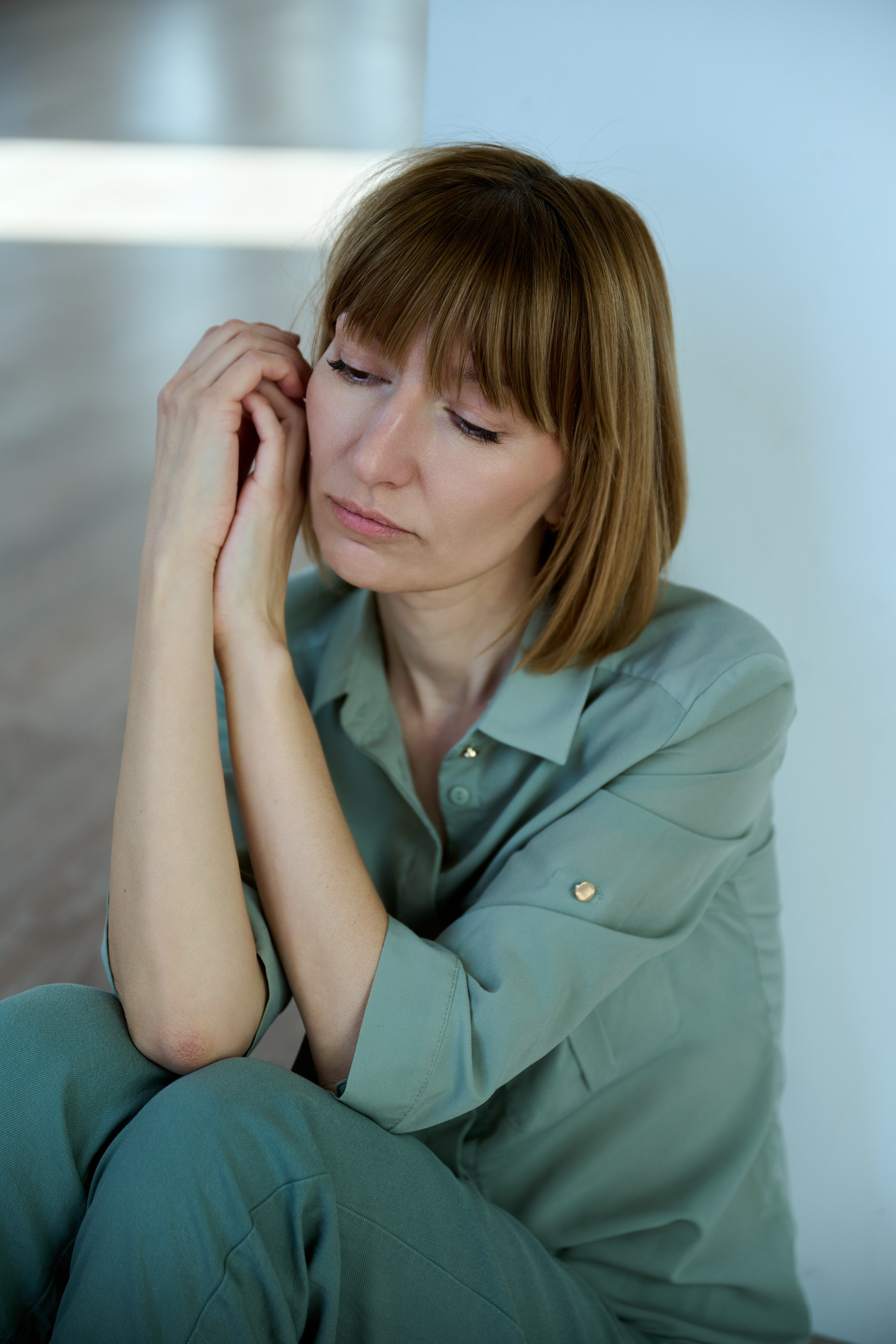 Тихая женская фотография — съёмка без ролей и позирования, где важнее состояние, чем образ