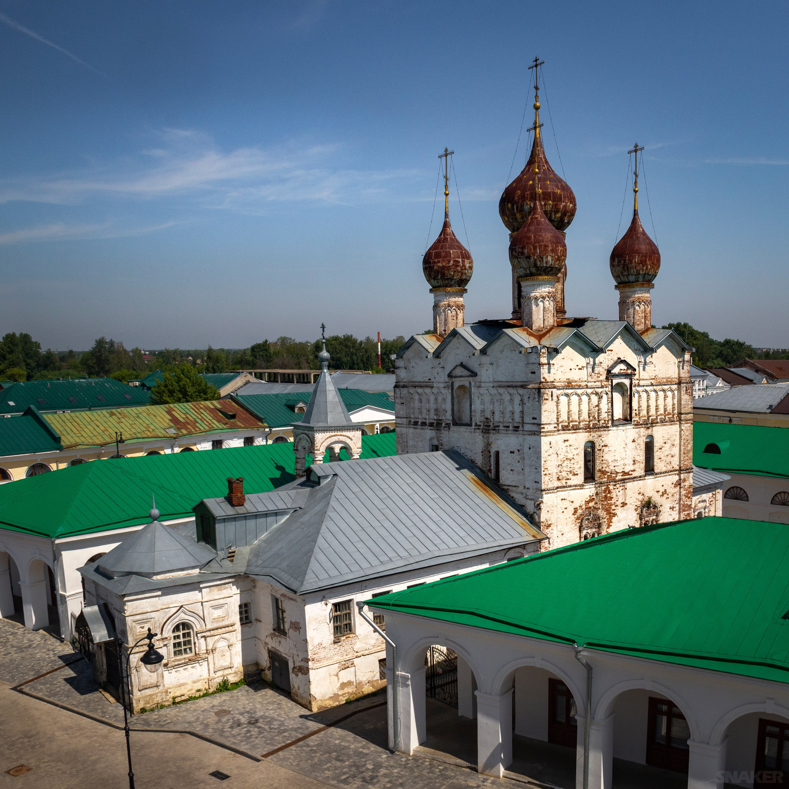 Ростов Великий. Церковь Спаса на Торгу и Гостиный двор.