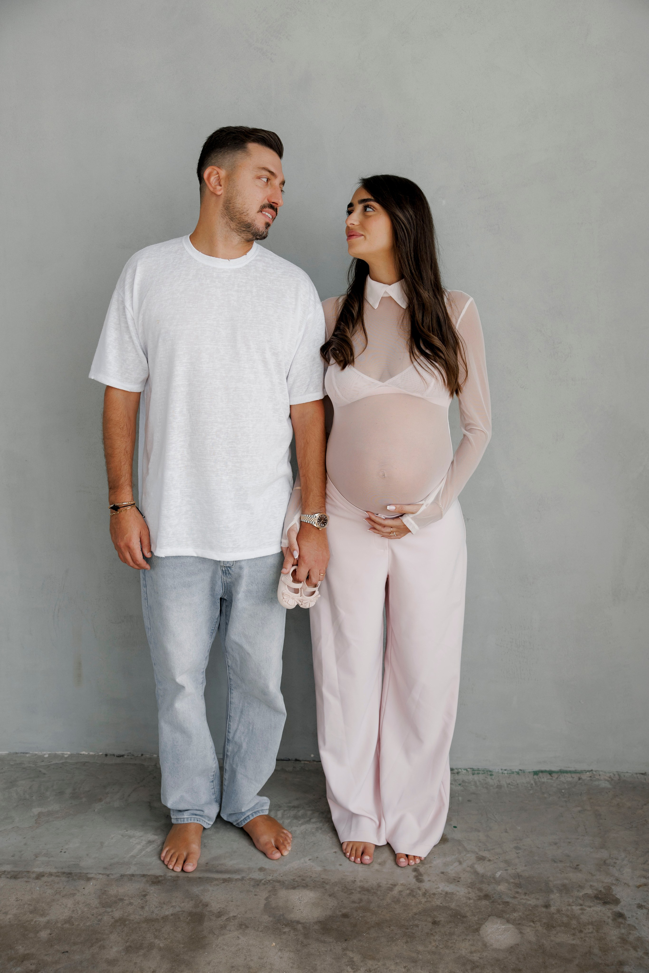 Pregnancy photoshoot inside the studio in Tel Aviv. Главная