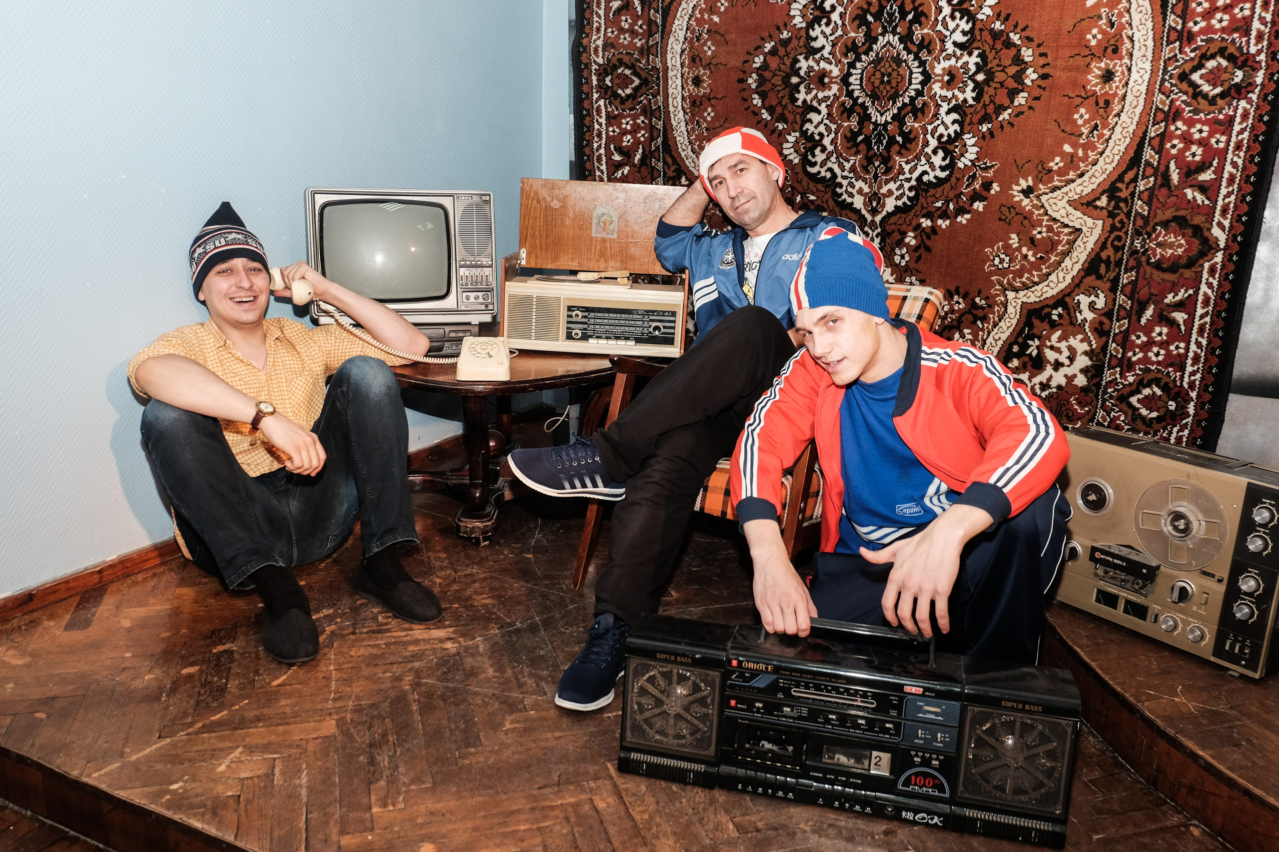 ТЕАТРАЛЬНЫЙ КОРПОРАТИВ В СТИЛЕ 90-Х. Фотограф в Алматы Артемий Матюнин