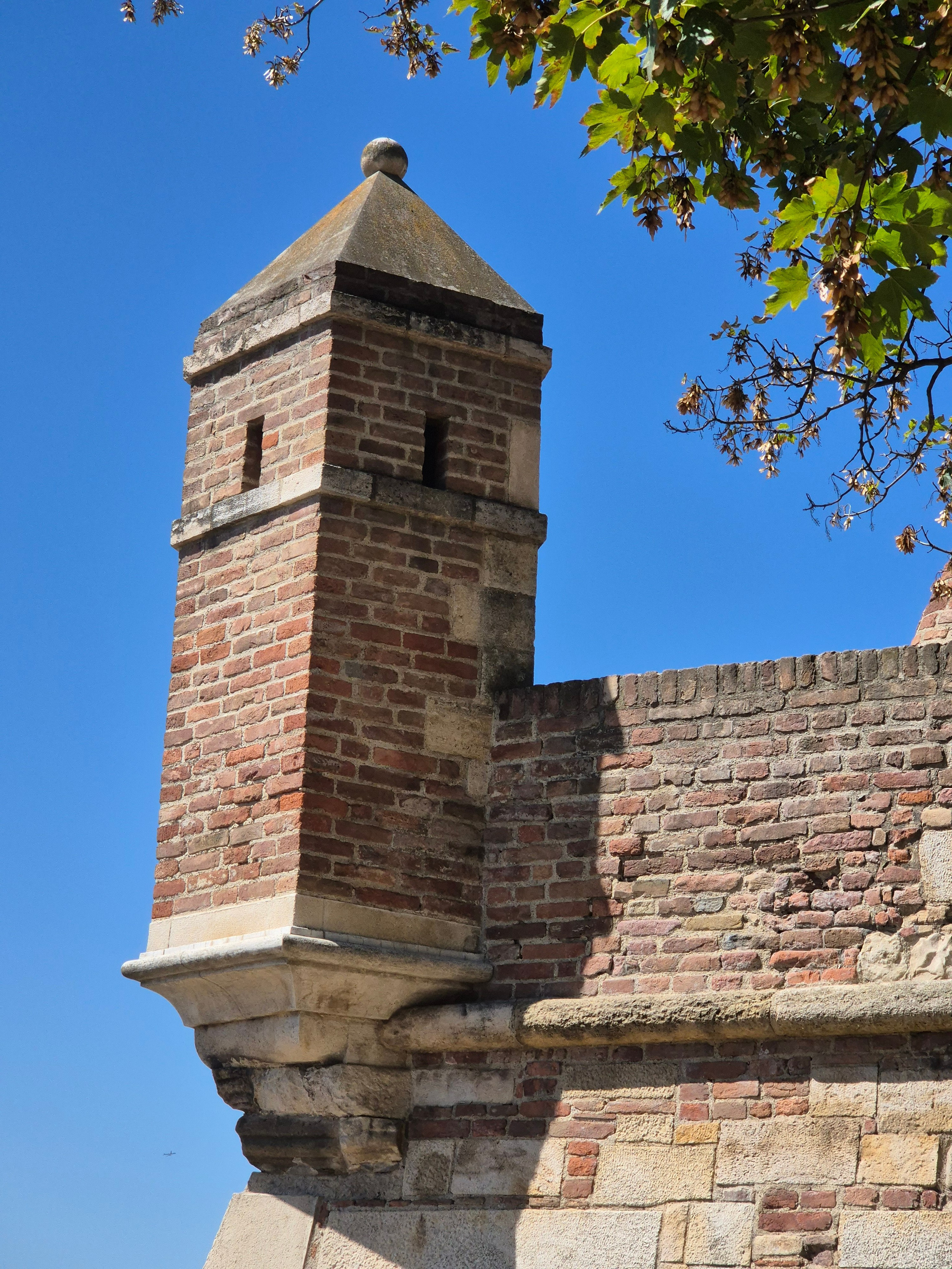 Крепость, начиная с укрепленного вала поселения, всегда играла важную роль, защищая границы и торговые пути в Римской империи, Византии, Болгарии, Венгрии, Османской империи и Сербии