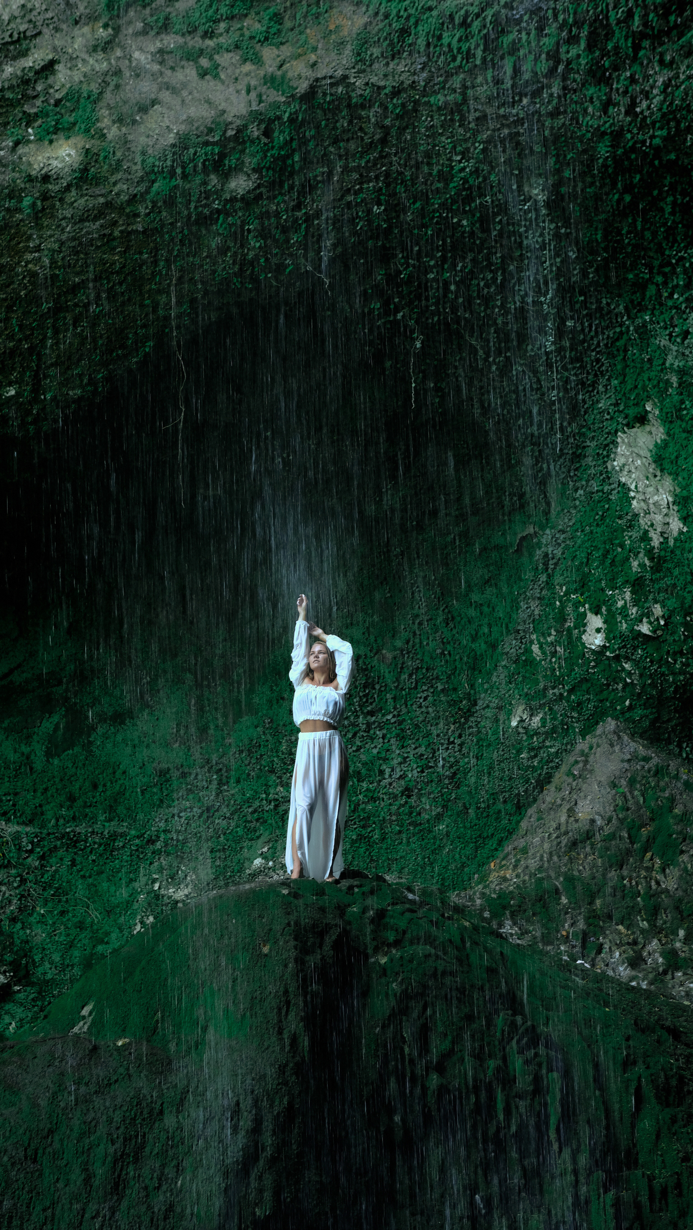 Валерия на водопаде. Главная