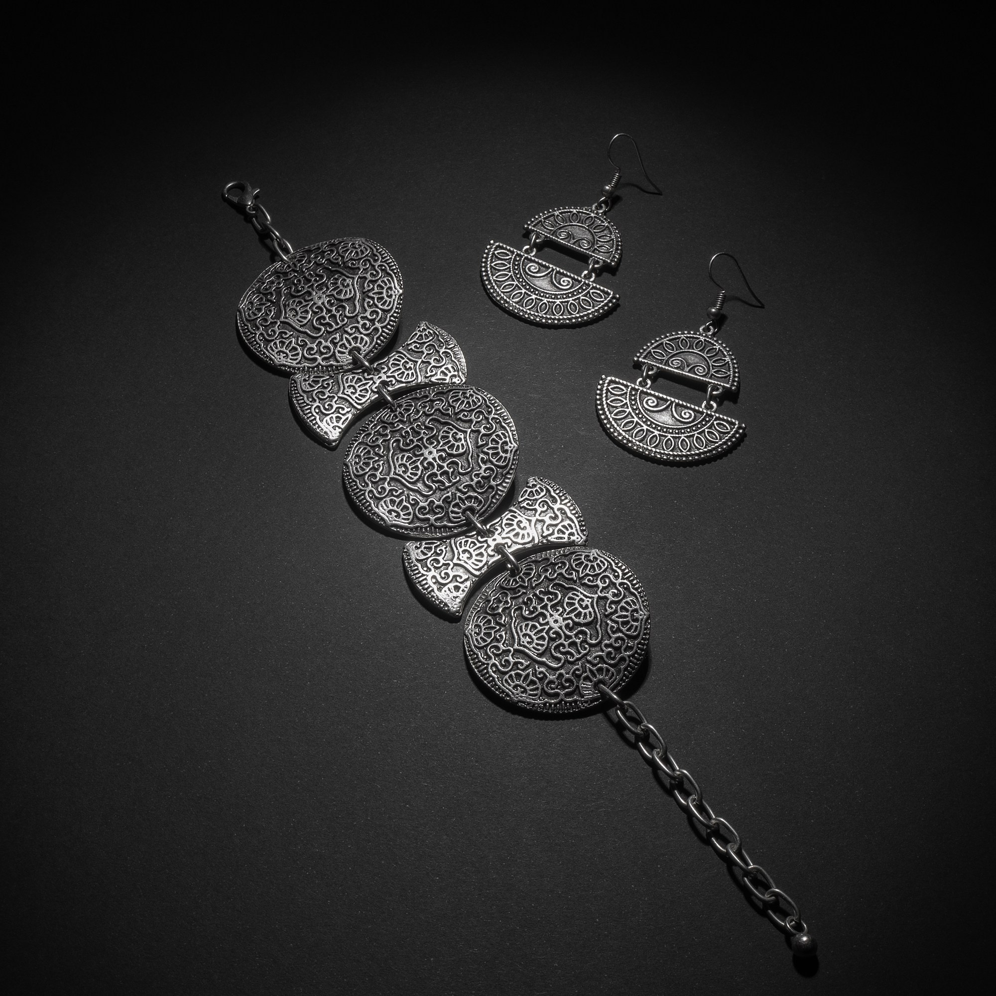 Набор. браслет с серьгами, этника. серебро, на чреном фоне. широкий, с застёжкой