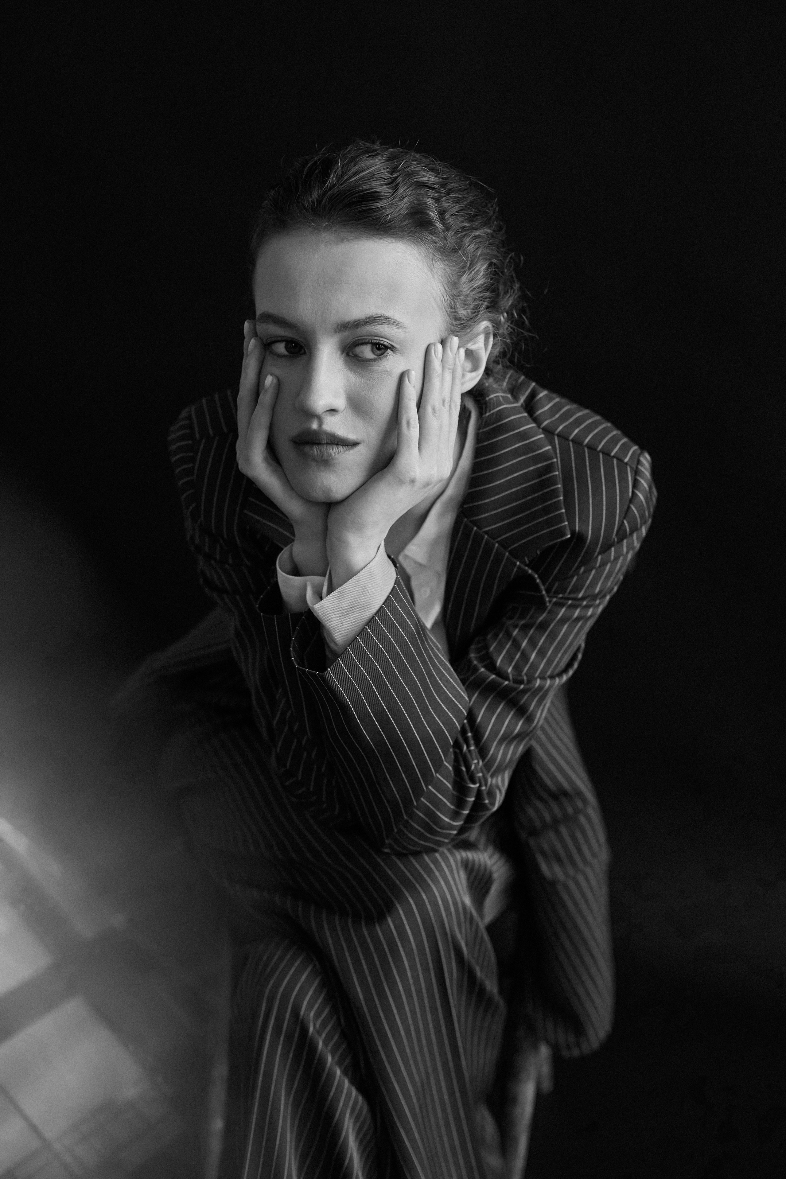 Фотограф в Москве. Студия. Студийный портрет. Девушка в пиджаке. Девушка на стуле на черном фоне. Красивая девушка в мужском костюме. Женский портрет. Черно-белое фото.