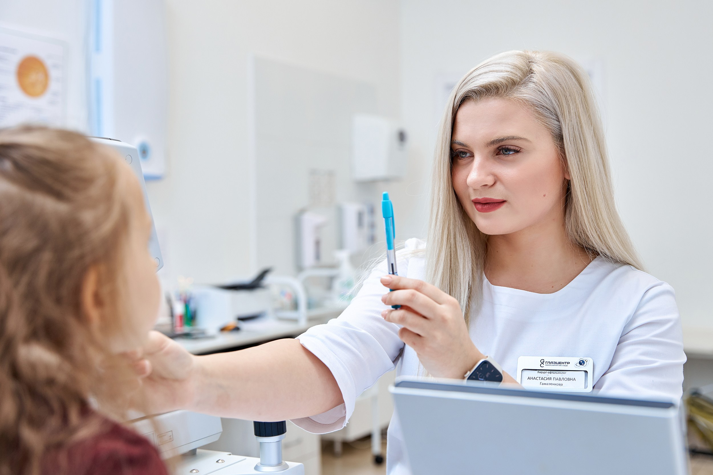 Офтальмолог проводит обследование у ребенка