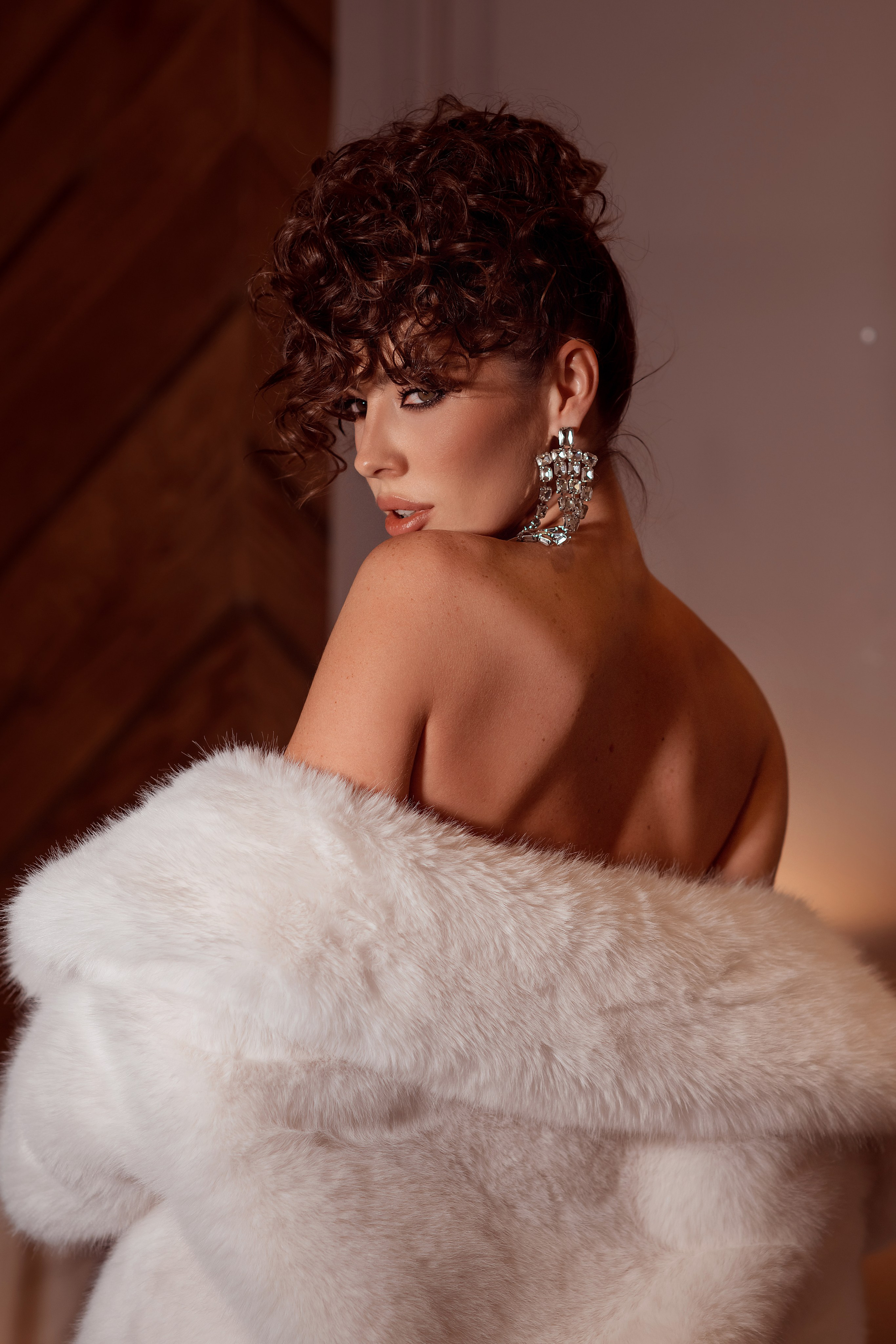 фотосессия в отеле, девушка роскошная в отеле с подбором образа от стилиста