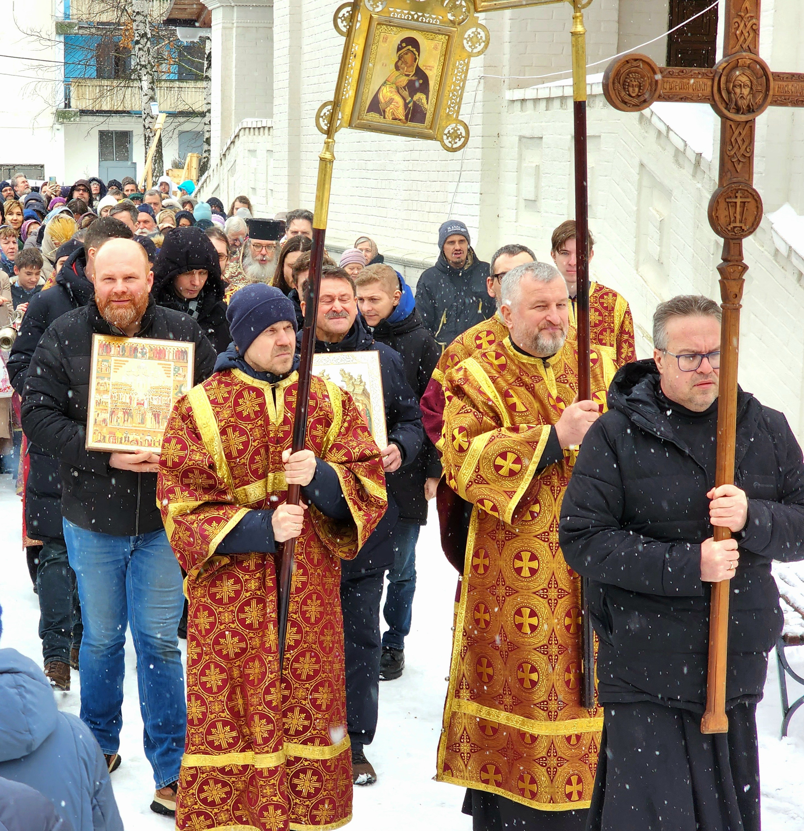 Крёстный ход в Храме новомучеников в строгино