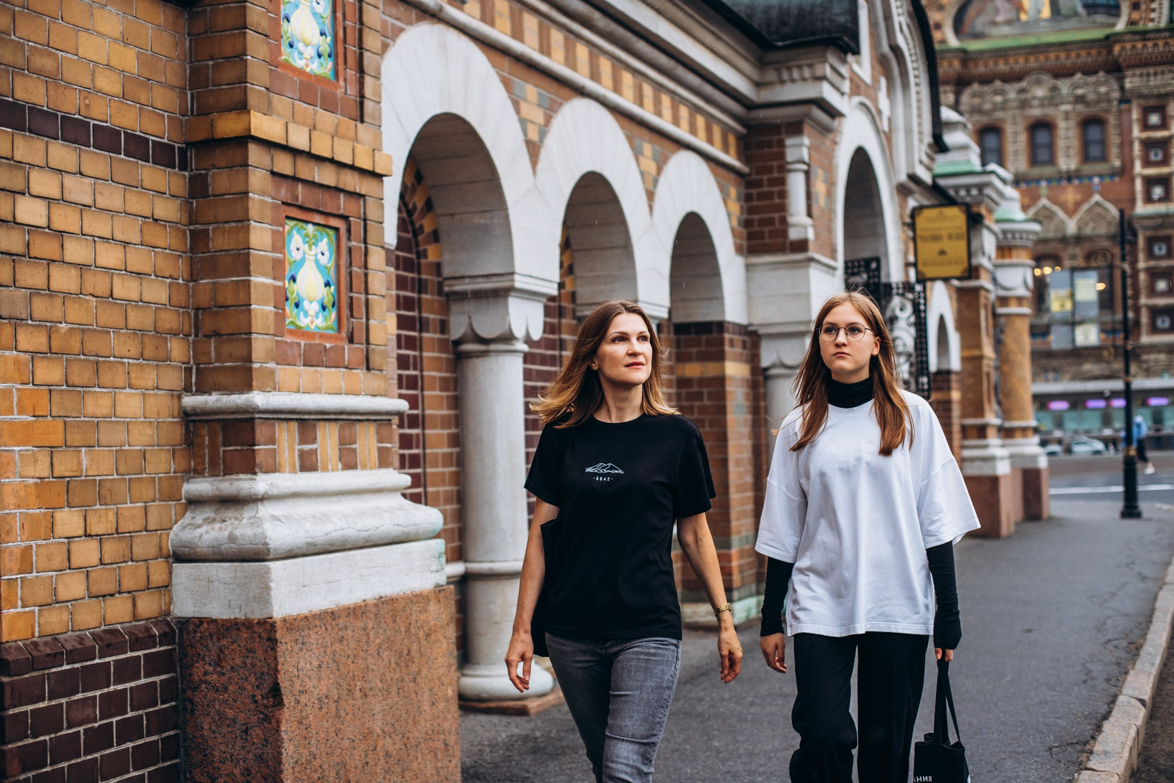 Светлана и Анна в июне. Фотопрогулка в Петербурге. Индивидуальный и семейный фотограф в Санкт-Петербурге