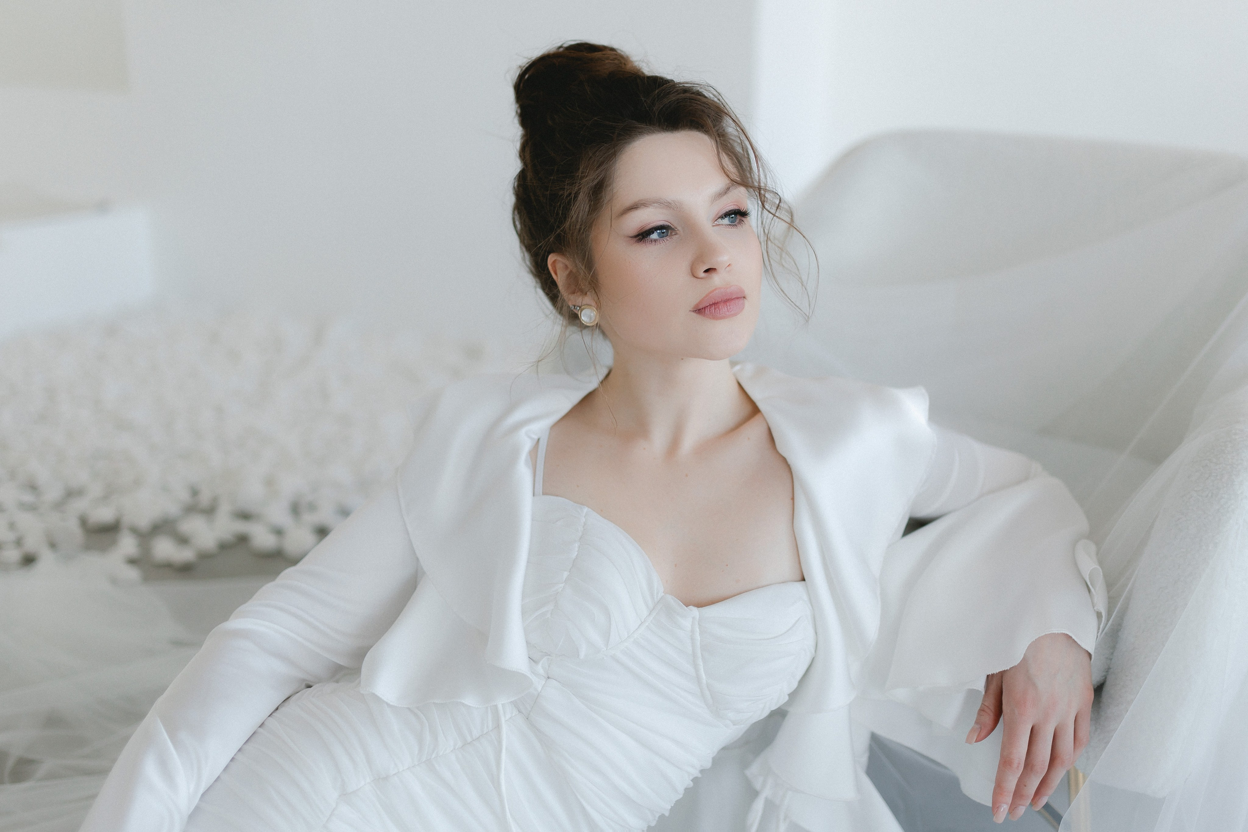 Первое солнце Мурманска ласково озаряет комнату невесты