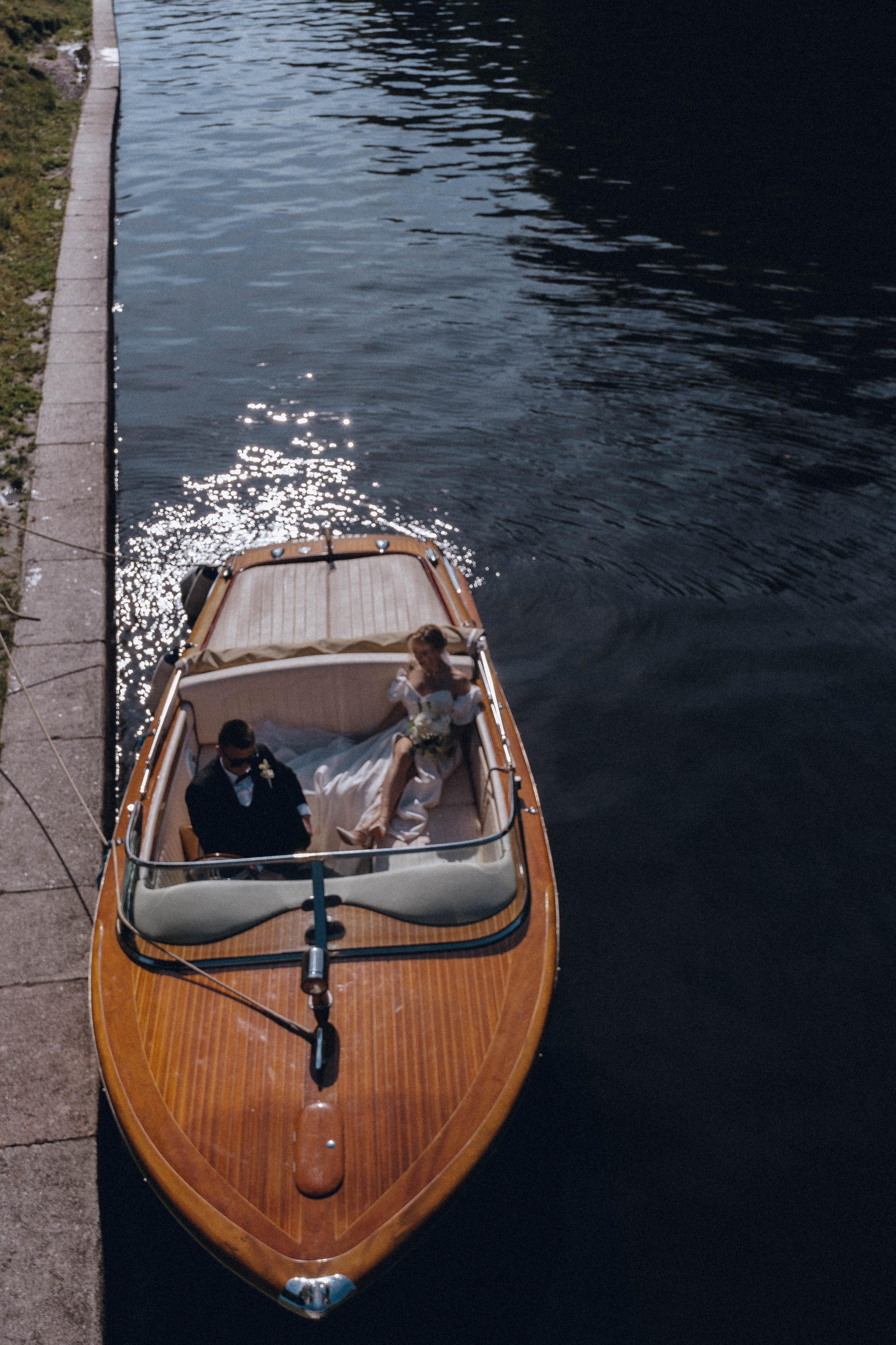 СВАДЕНБНАЯ СЬЕМКА НА КАТЕРЕ ПО КАНАЛАМ САНКТ-ПЕТЕРБУРГА И В АКВАТОРИИ НЕВЫ. Профессиональный фотограф, Санкт-Петербург — Виктория Богомолова