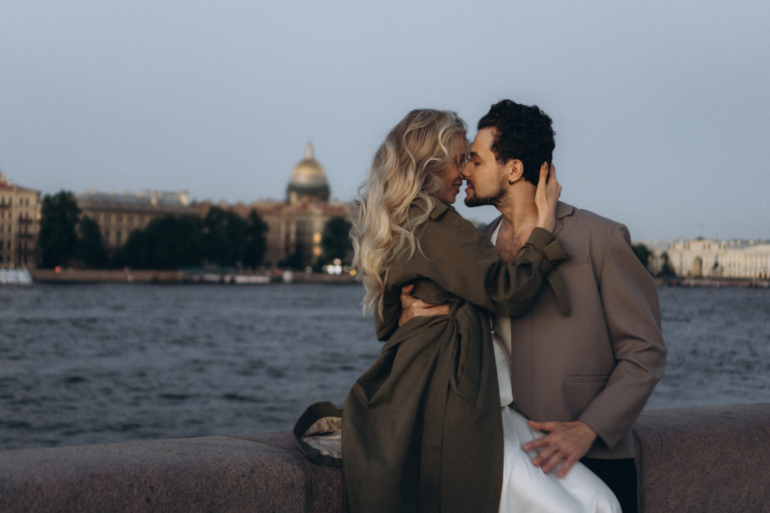 СВАДЕБНАЯ СЬЕМКА ПАРЫ НА РАССВЕТЕ В БЕЛЫЕ НОЧИ И ПРОГУЛКА С РАЗВОДНЫМИ МОСТАМИ И ПИКНИК ВОЗЛЕ ИСАКИЕВСКОГО СОБОРА. Профессиональный фотограф, Санкт-Петербург — Виктория Богомолова