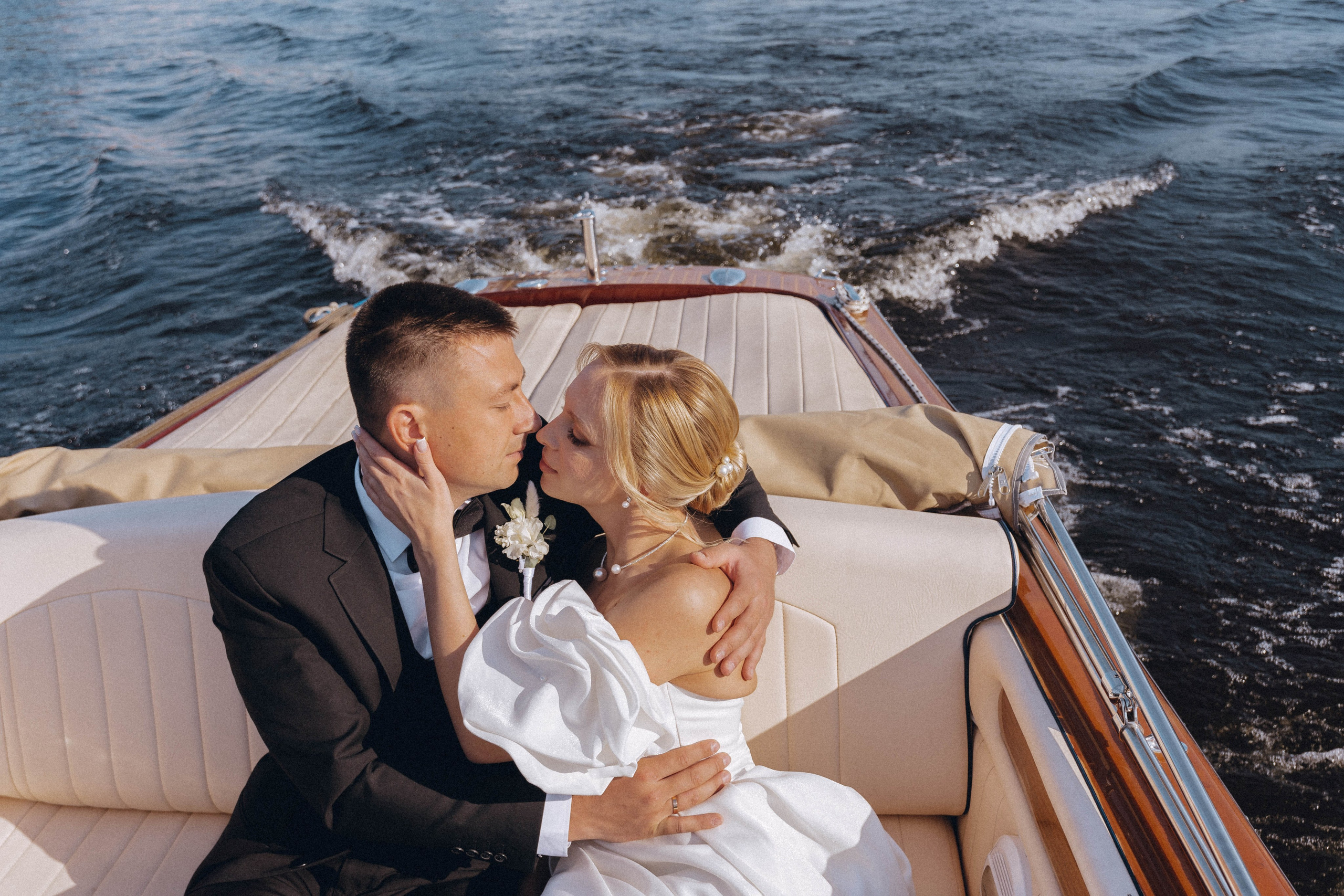 СВАДЕНБНАЯ СЬЕМКА НА КАТЕРЕ ПО КАНАЛАМ САНКТ-ПЕТЕРБУРГА И В АКВАТОРИИ НЕВЫ. Профессиональный фотограф, Санкт-Петербург — Виктория Богомолова