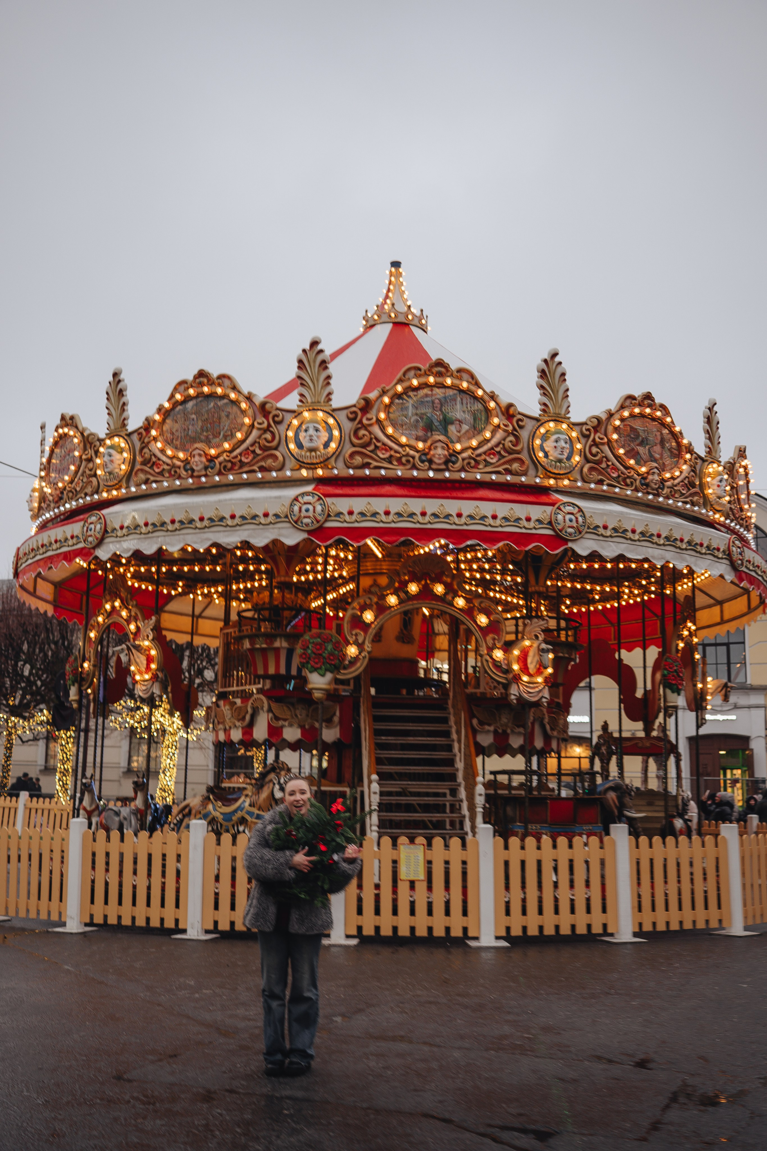 ПРОГУЛКА НА МАНЕЖНОЙ ПЛОЩАДИ ДЛЯ ДЕВУШКИ ПЕРЕД НОВЫМ ГОДОМ (НОВОГОДНЯЯ ФОТОСЕССИИЯ НА МАНЕЖНОЙ ПЛОЩАДИ). Профессиональный фотограф, Санкт-Петербург — Виктория Богомолова