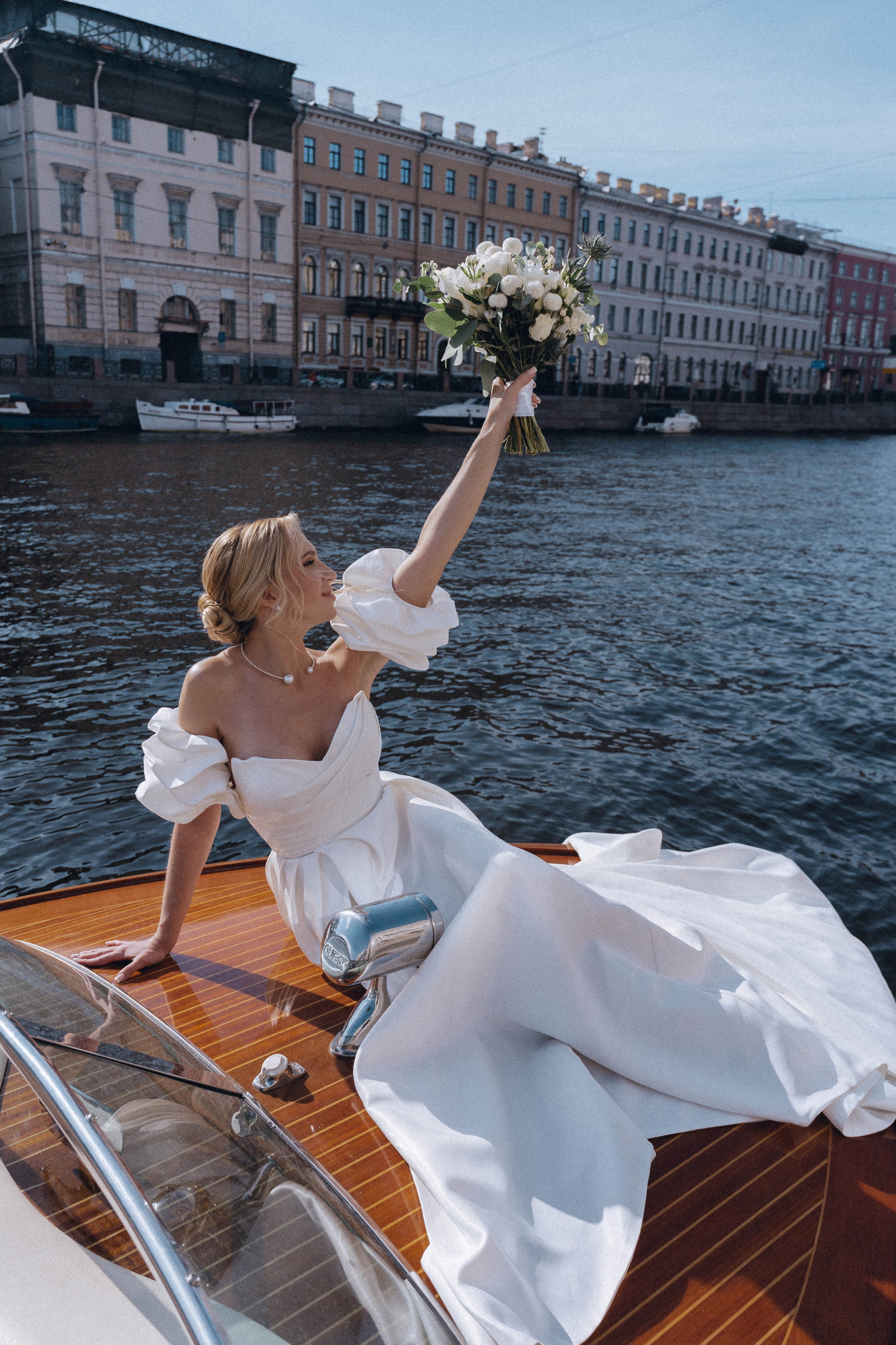 СВАДЕНБНАЯ СЬЕМКА НА КАТЕРЕ ПО КАНАЛАМ САНКТ-ПЕТЕРБУРГА И В АКВАТОРИИ НЕВЫ. Профессиональный фотограф, Санкт-Петербург — Виктория Богомолова