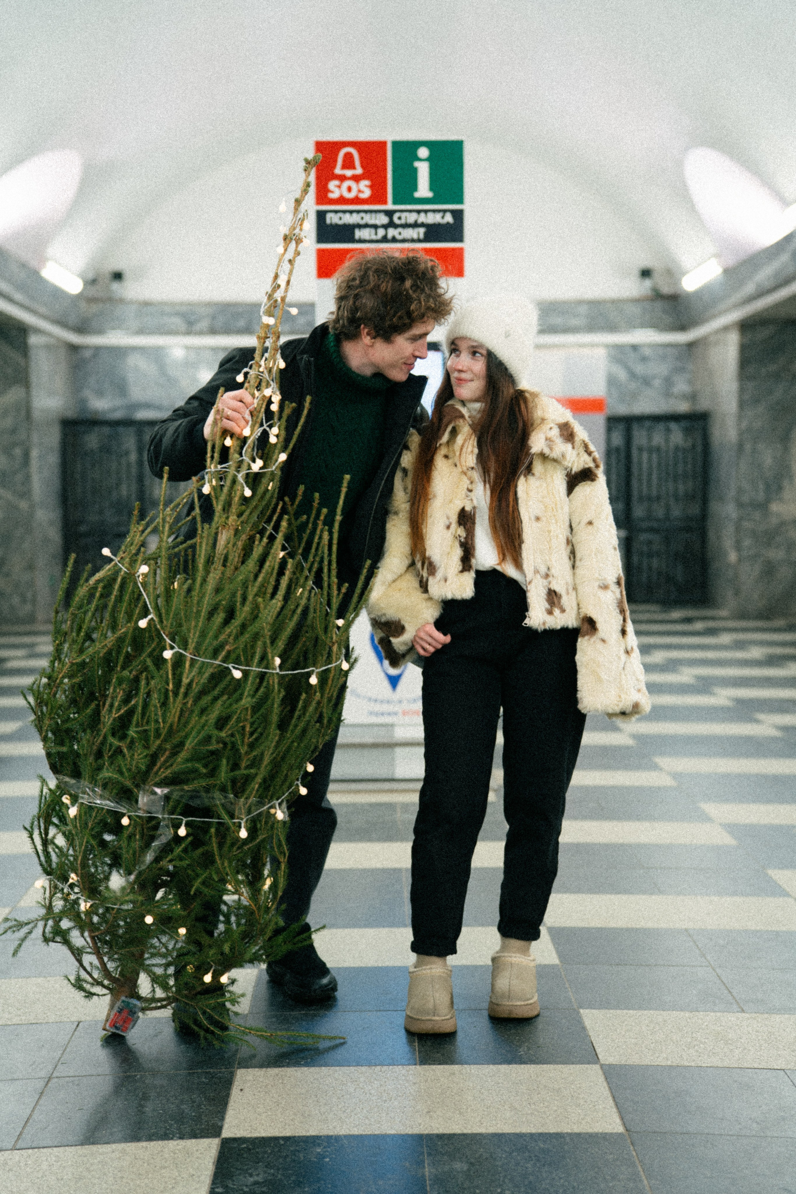 НОВОГОДНЯЯ ПРОГУЛКА ПАРЫ ПО ЧЕРНЫШЕВСКОЙ ПЕРЕД НОВЫМ ГОДОМ. Профессиональный фотограф, Санкт-Петербург — Виктория Богомолова