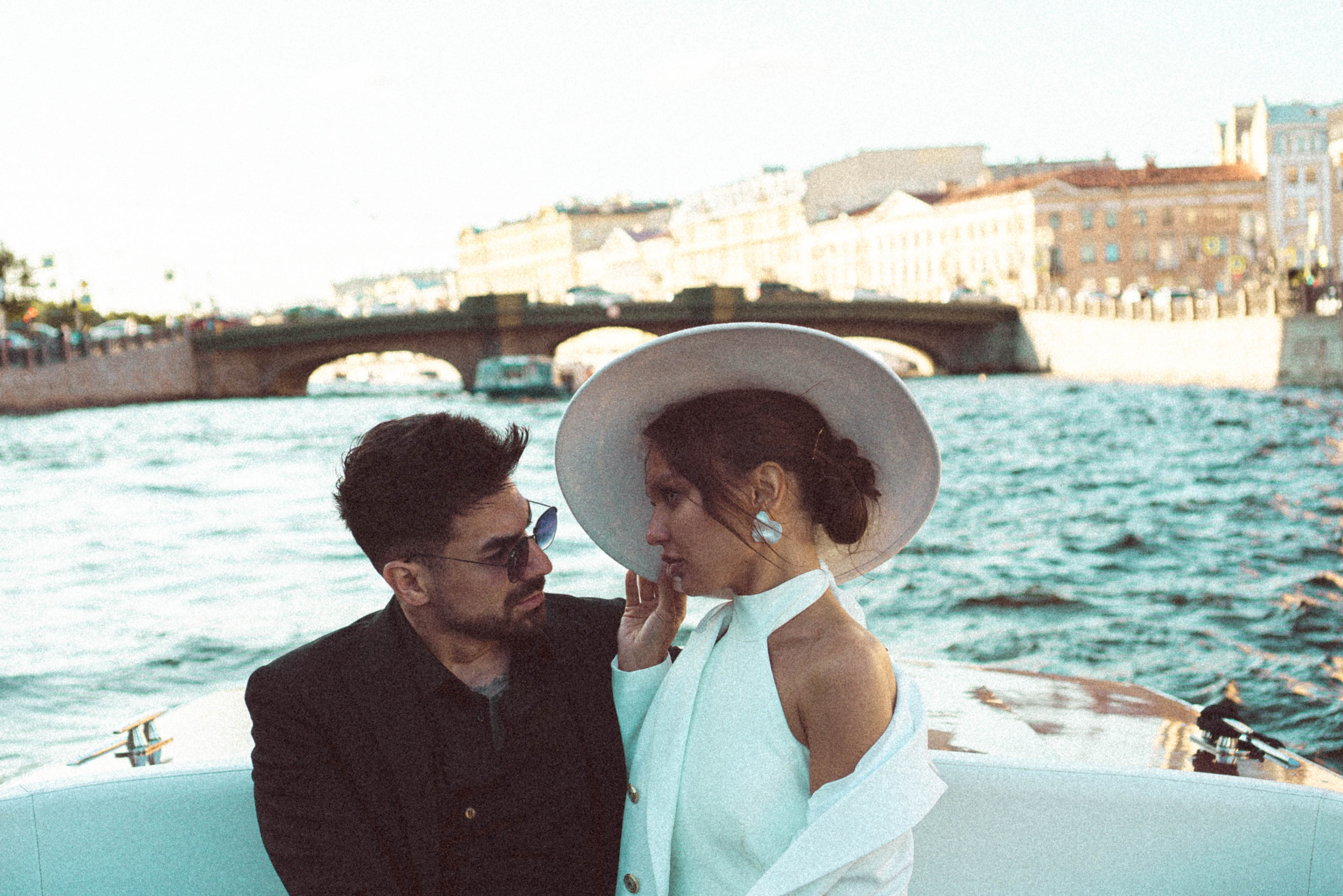 СВАДЕНБНАЯ СЬЕМКА НА КАТЕРЕ ПО КАНАЛАМ САНКТ-ПЕТЕРБУРГА И В АКВАТОРИИ НЕВЫ. Профессиональный фотограф, Санкт-Петербург — Виктория Богомолова