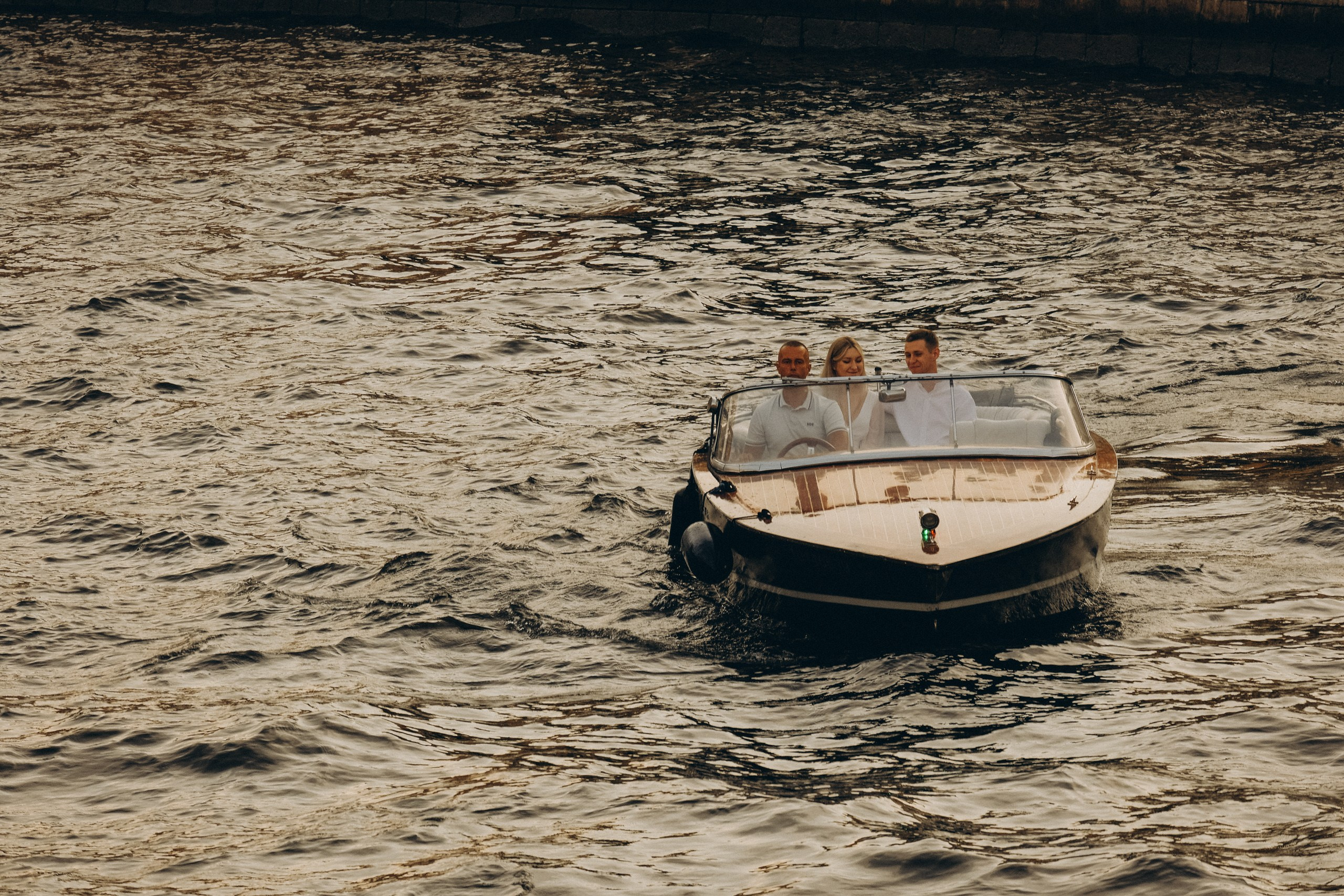 СВАДЕНБНАЯ СЬЕМКА НА КАТЕРЕ ПО КАНАЛАМ САНКТ-ПЕТЕРБУРГА И В АКВАТОРИИ НЕВЫ. Профессиональный фотограф, Санкт-Петербург — Виктория Богомолова