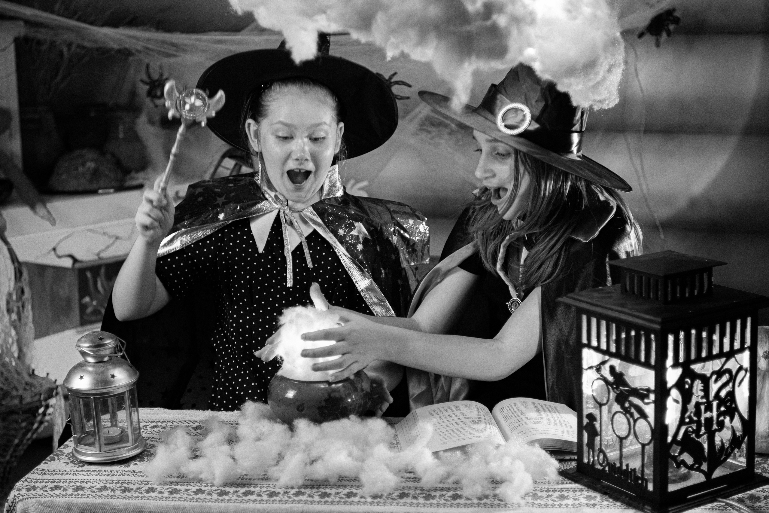 Девочки ведьмы варят зелье на хэллоуин. Фотограф Видеограф Игорь Никулин Москва Балашиха