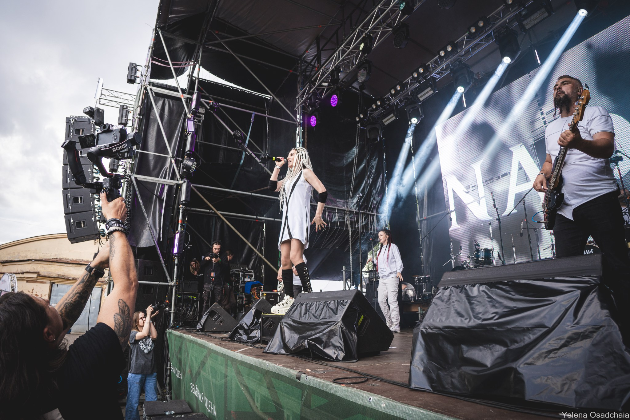 Живой 2025 — День 1. Елена Осадчая — фотографирую музыку на сцене и в жизни