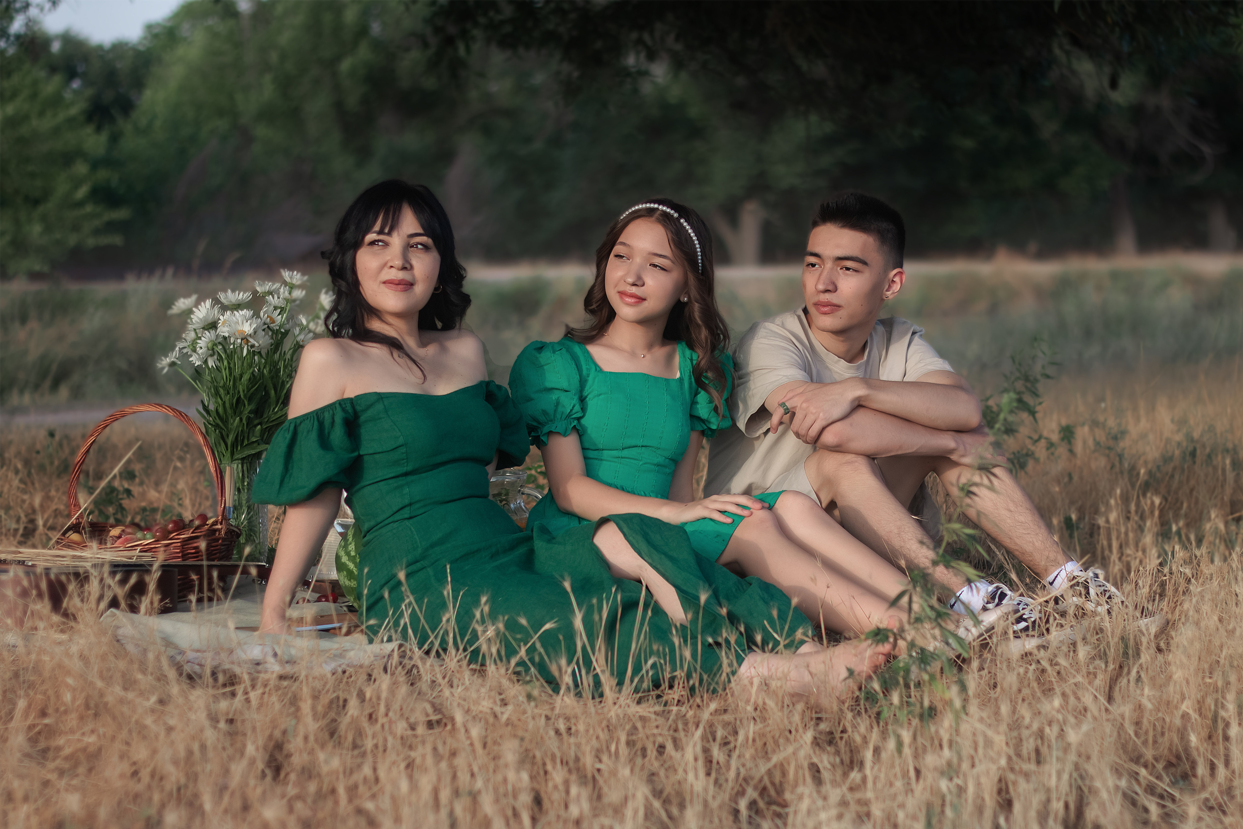 Зухра с детьми. Фотограф Анастасия, СПб: живые семейные и женские фотосессии без позирования, наполненные эмоциями