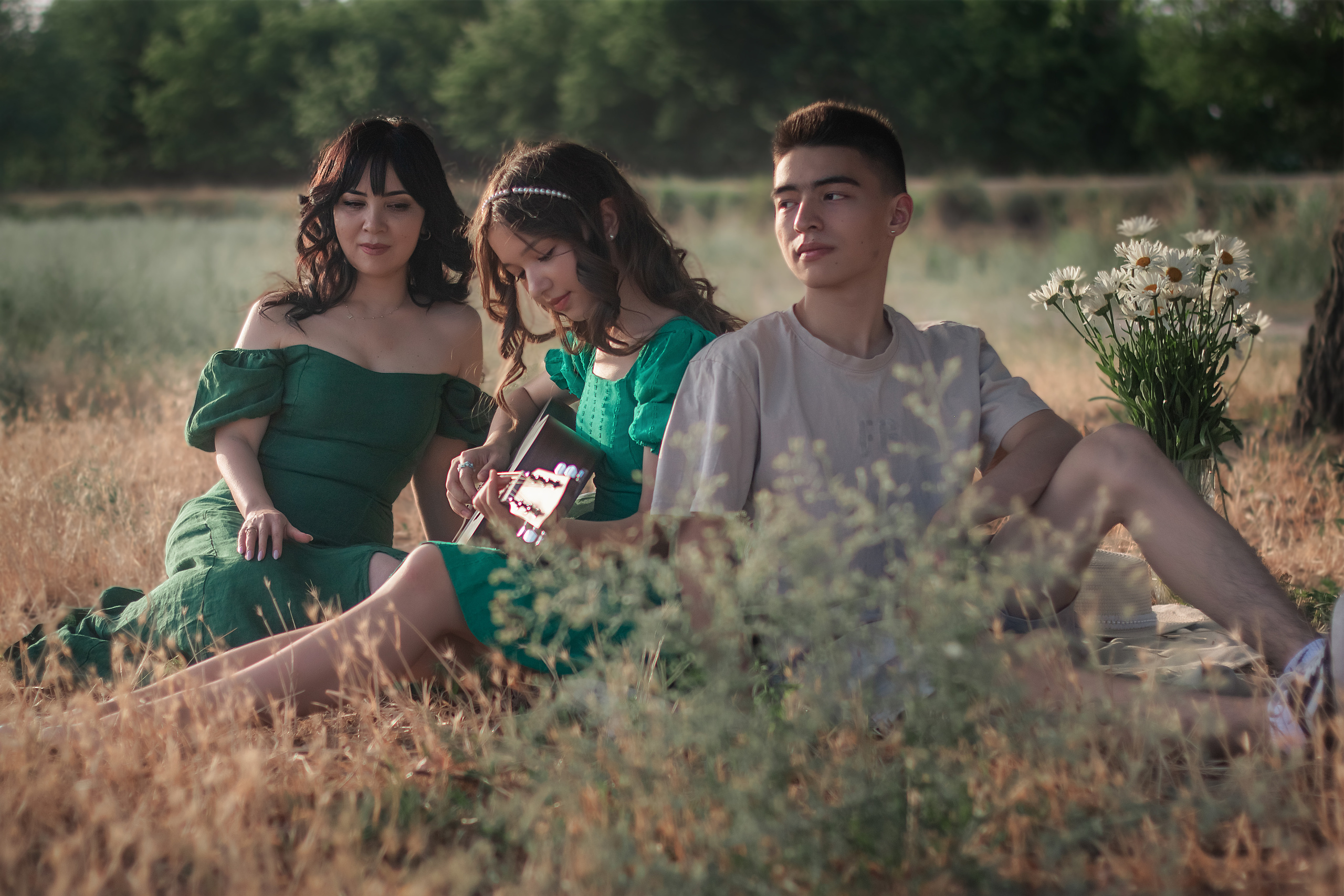 Зухра с детьми. Фотограф Анастасия, СПб: живые семейные и женские фотосессии без позирования, наполненные эмоциями