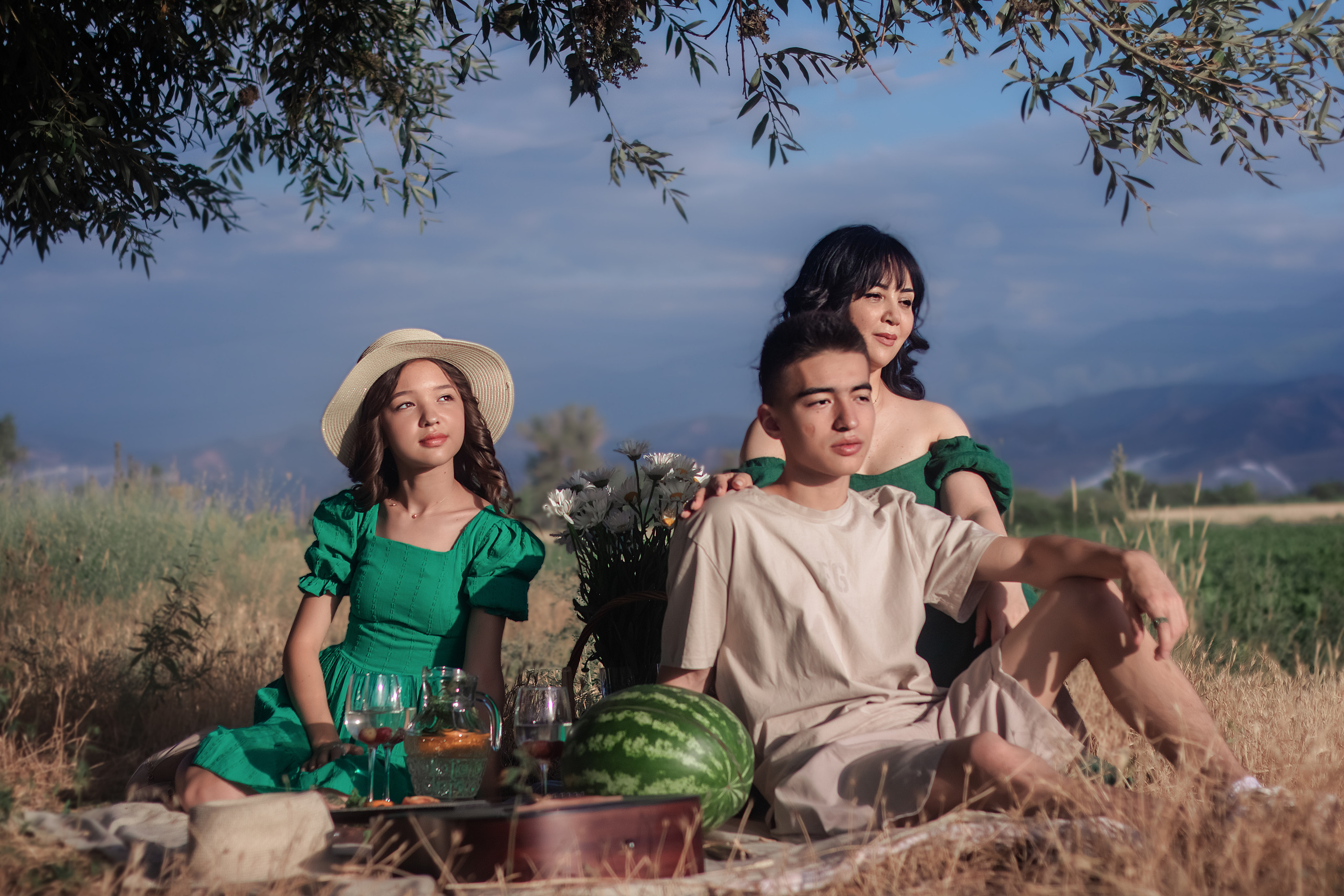 Зухра с детьми. Фотограф Анастасия, СПб: живые семейные и женские фотосессии без позирования, наполненные эмоциями