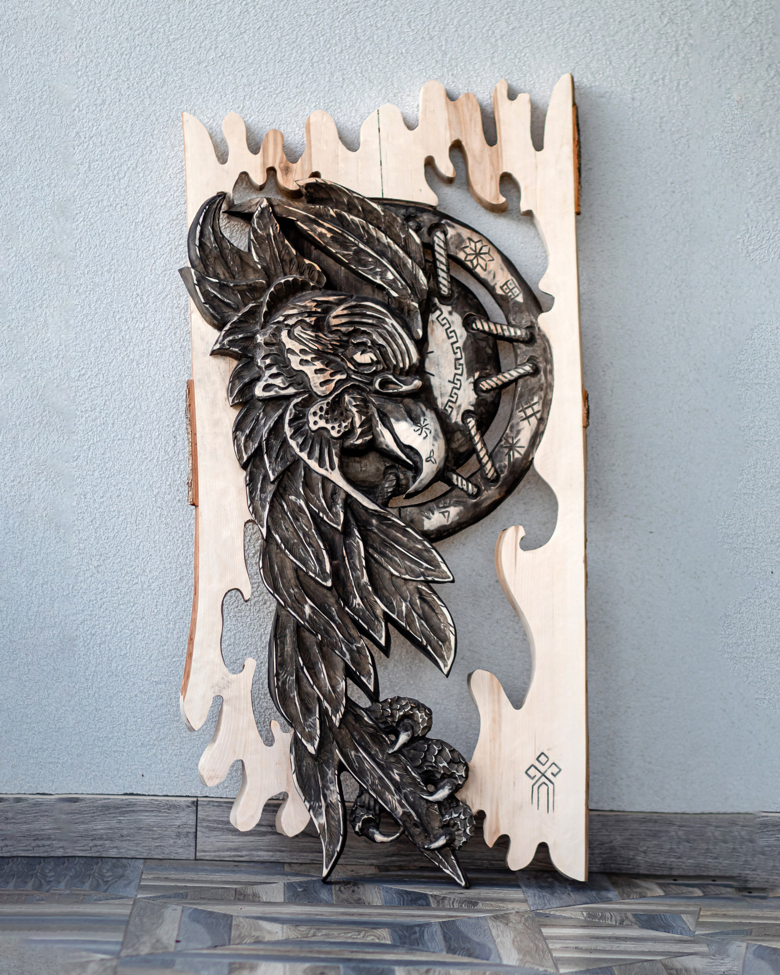 Резная картина из дереву