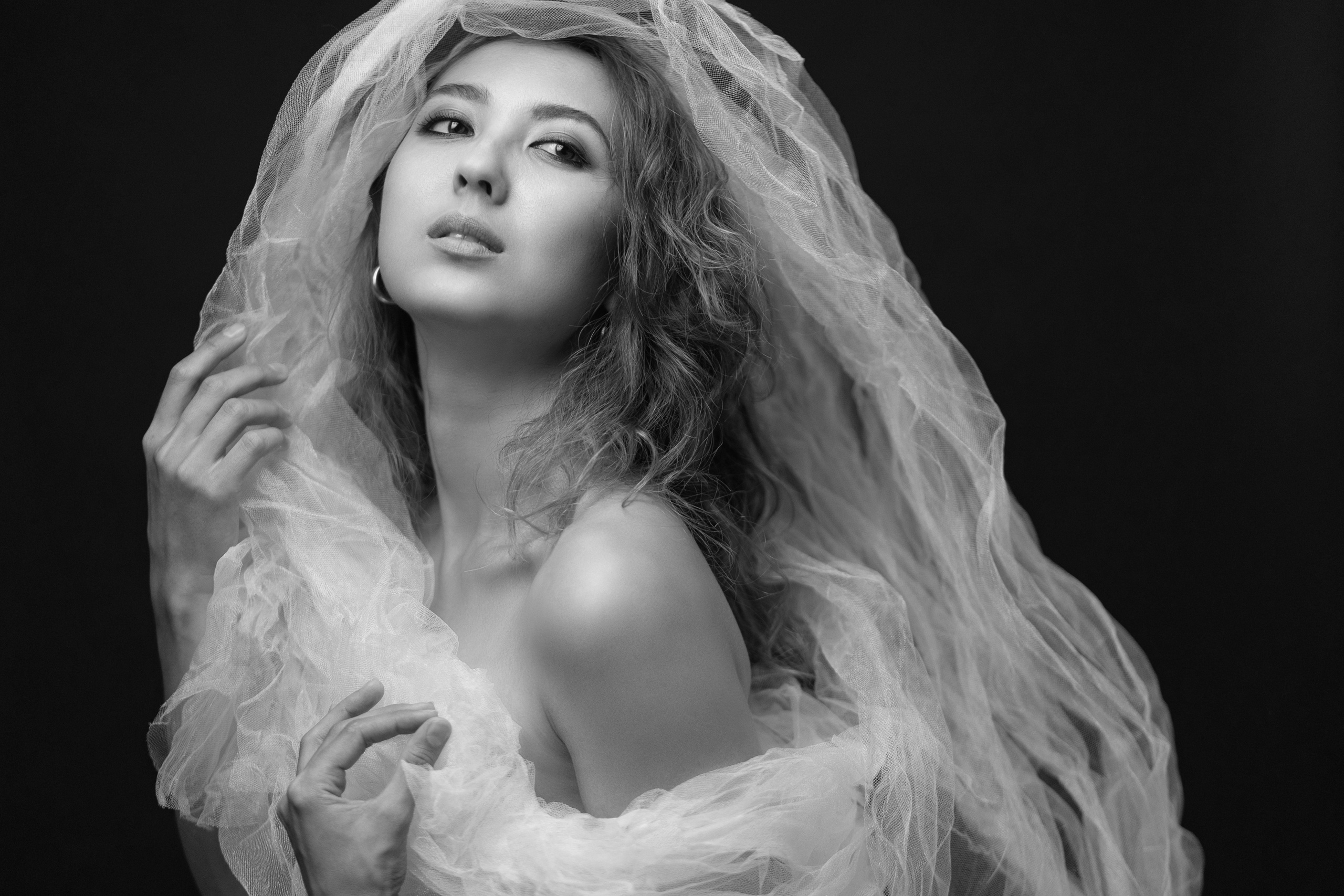 Девушка в фэшн стиле обмотана тканью