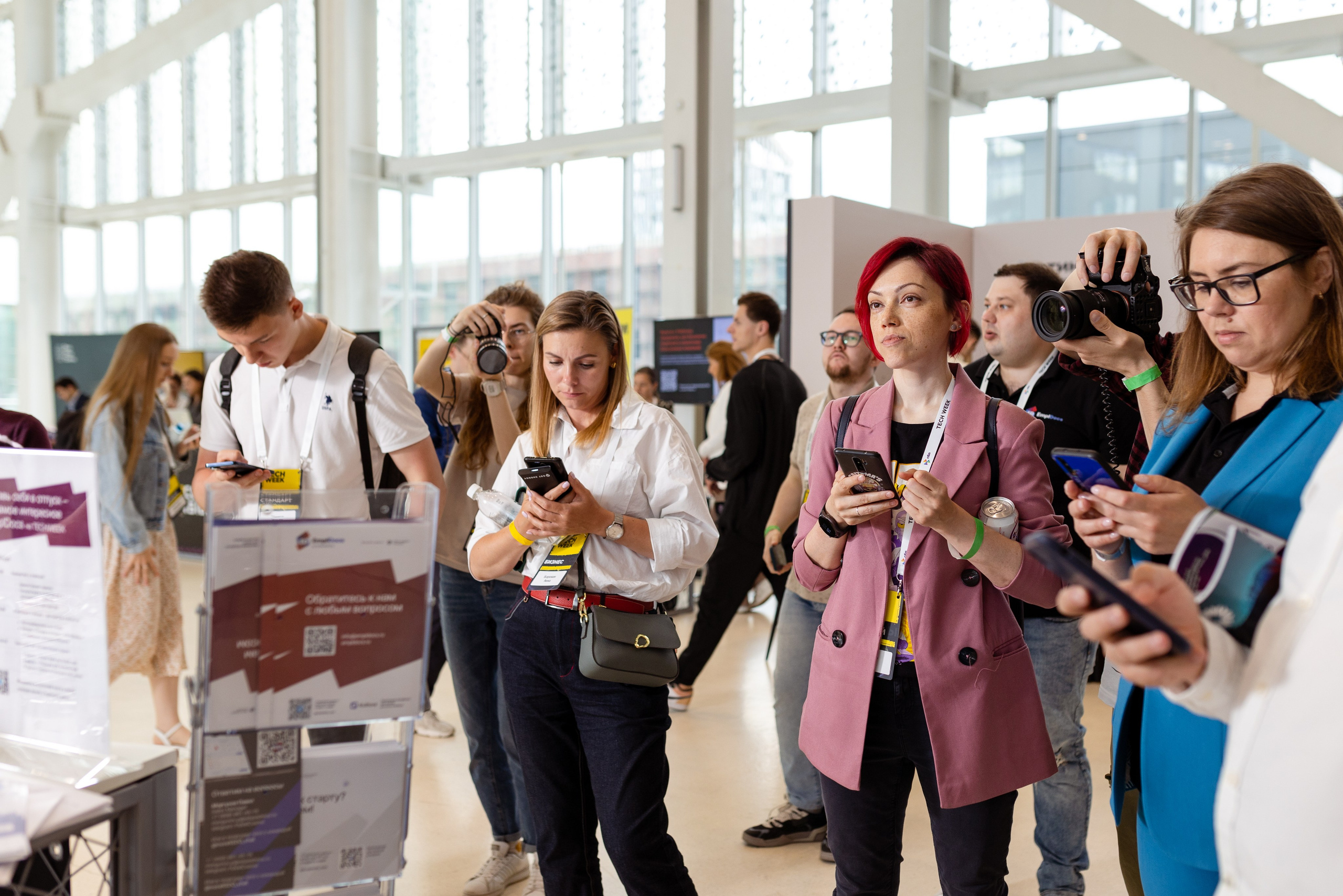 посетители выставки tech week играет мобильную викторину